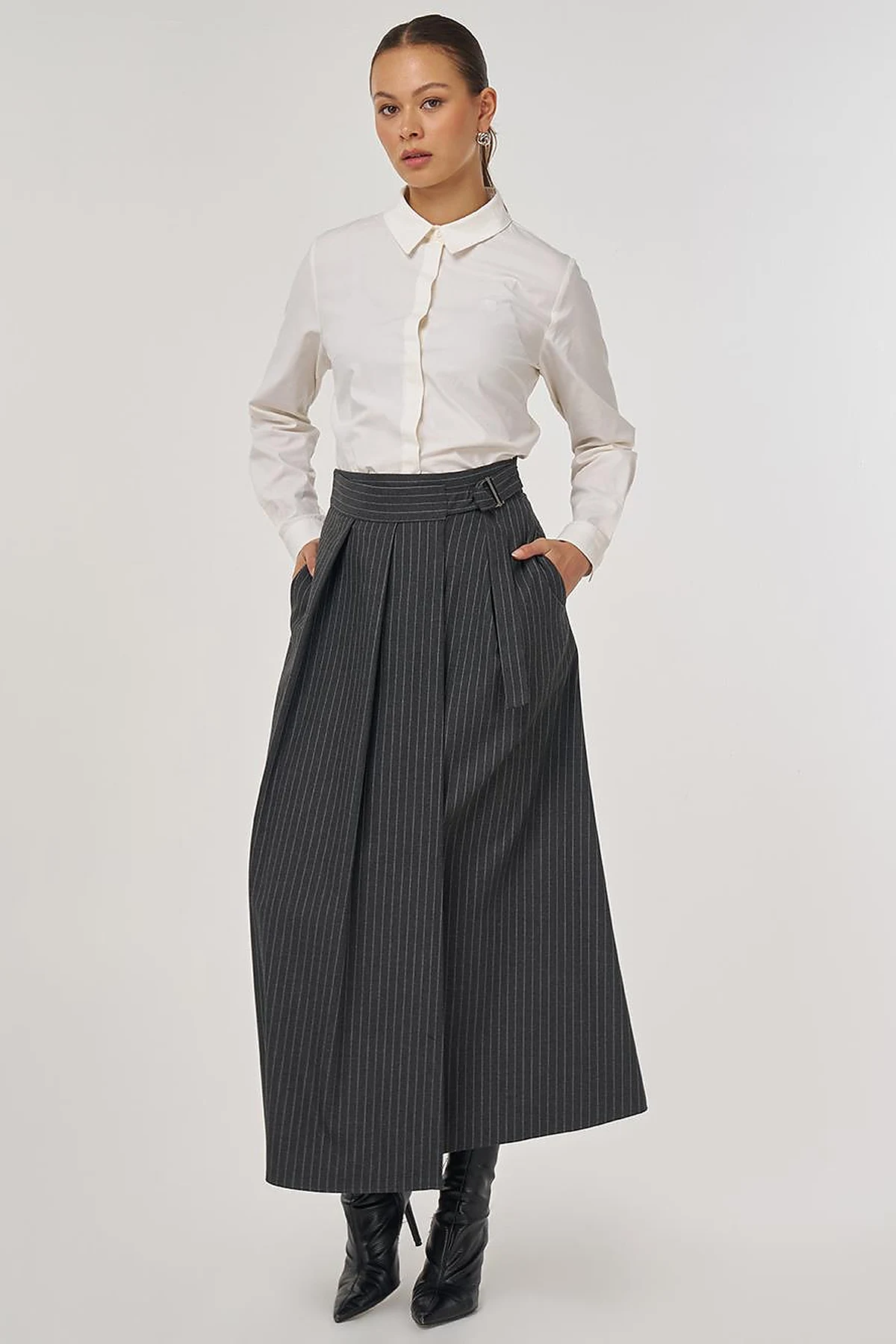 Buckle-Detail Pleated Skirt – Charcoal