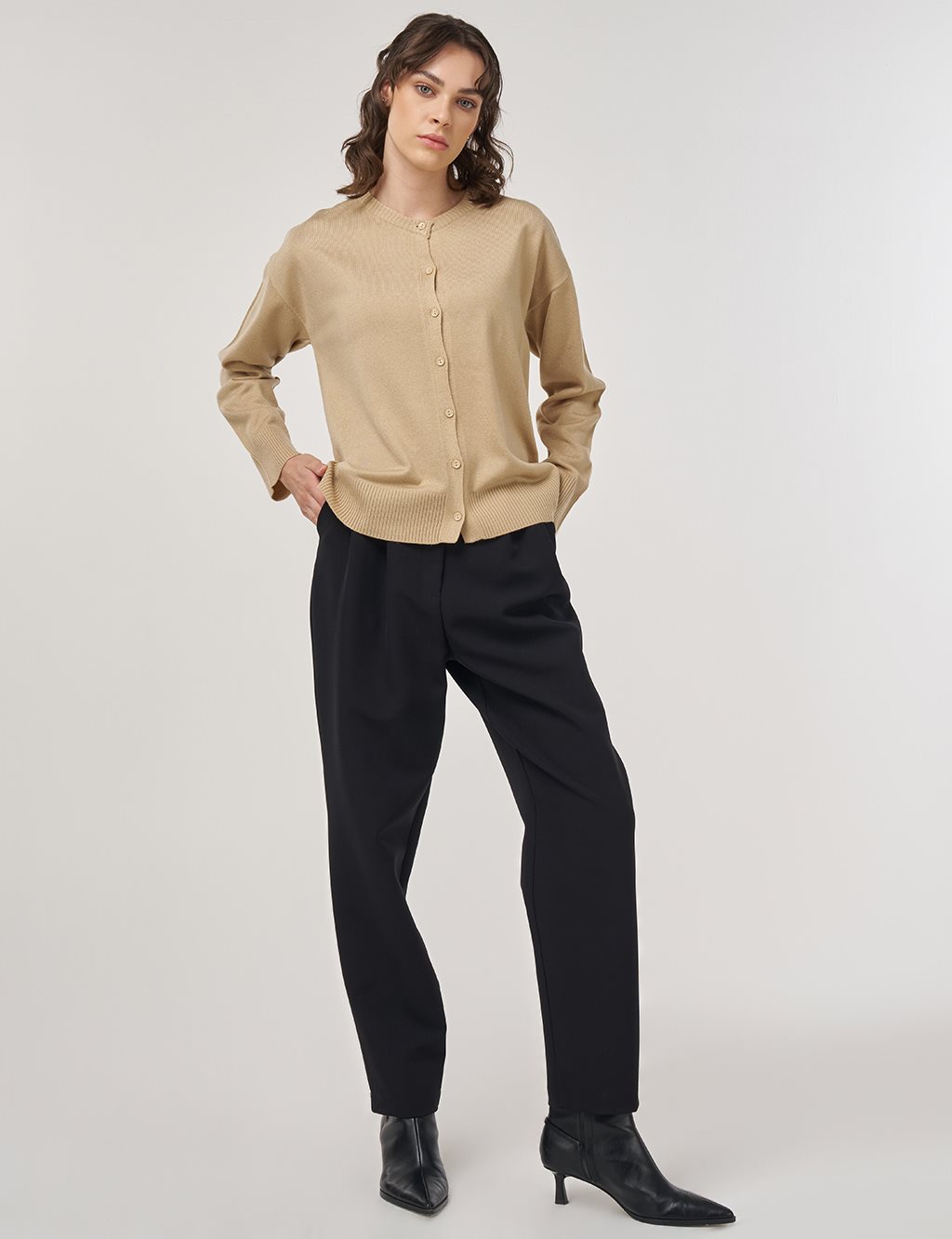 Düğme Detaylı Triko Hırka Taş