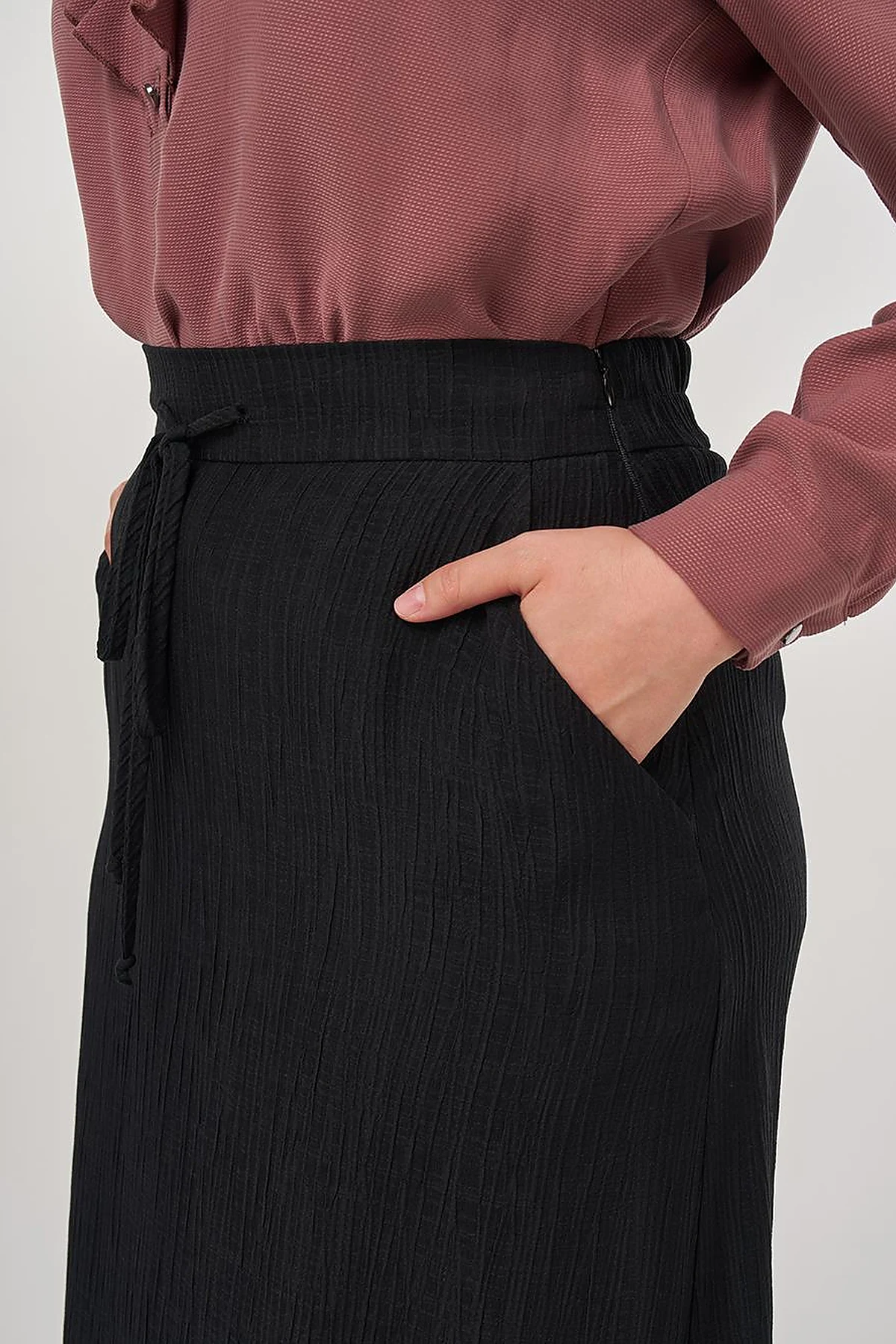 Textured Relaxed-Fit Skirt in Black