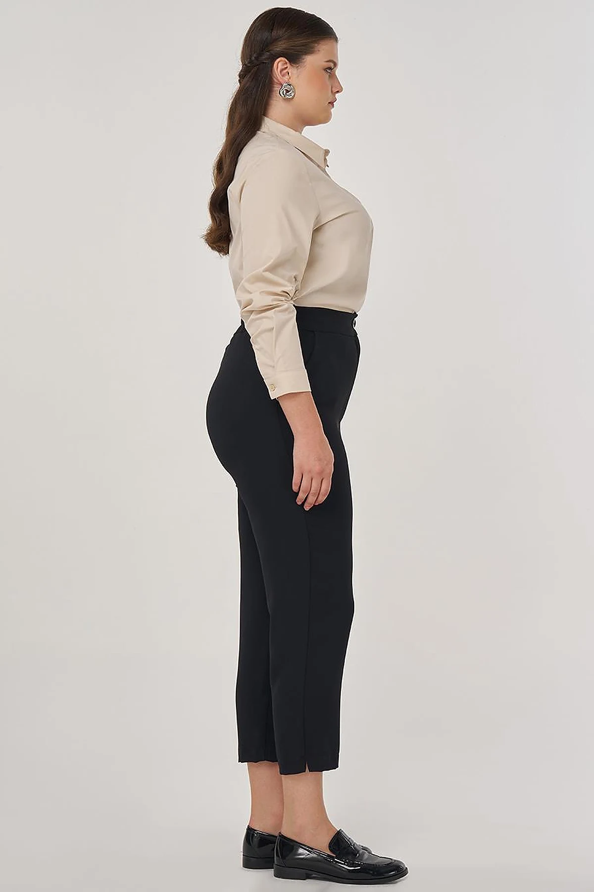 Relaxed-Fit Fabric Trousers in Black