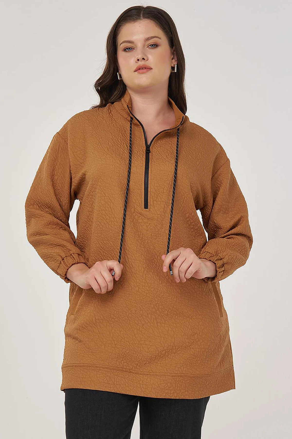 High-Neck Embossed Sweatshirt Tobacco