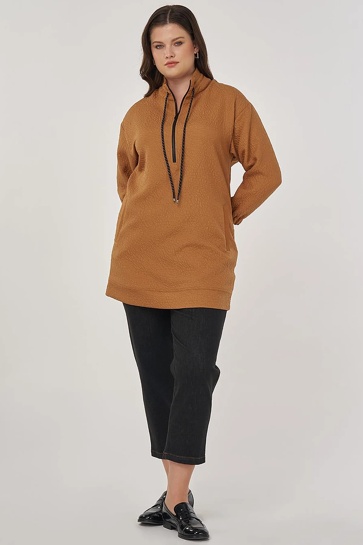 High-Neck Embossed Sweatshirt Tobacco