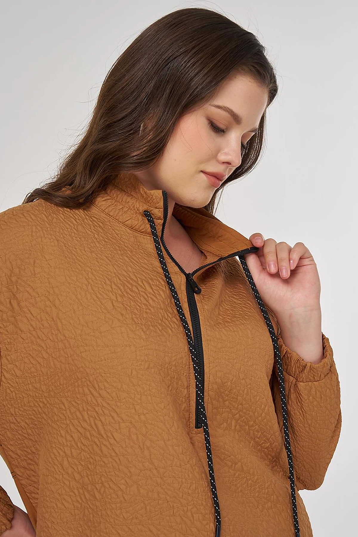 High-Neck Embossed Sweatshirt Tobacco