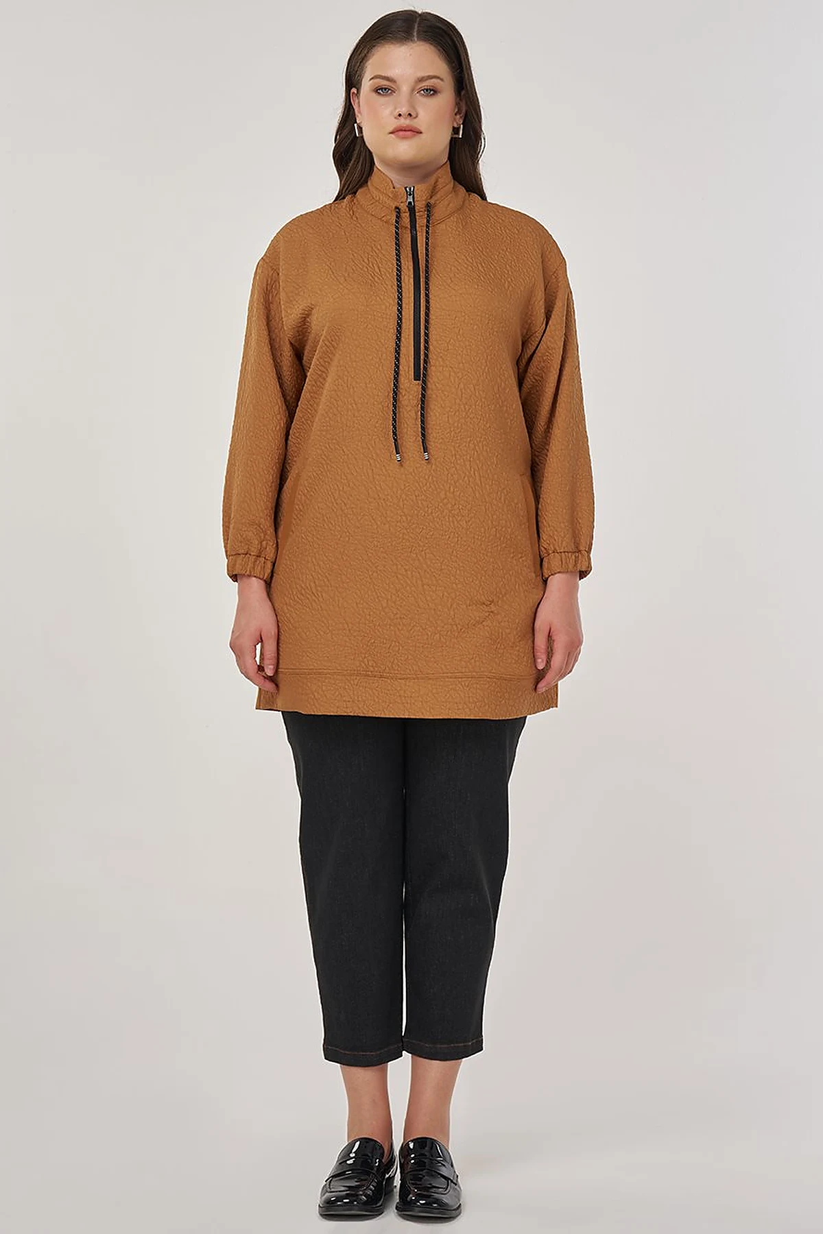 High-Neck Embossed Sweatshirt Tobacco