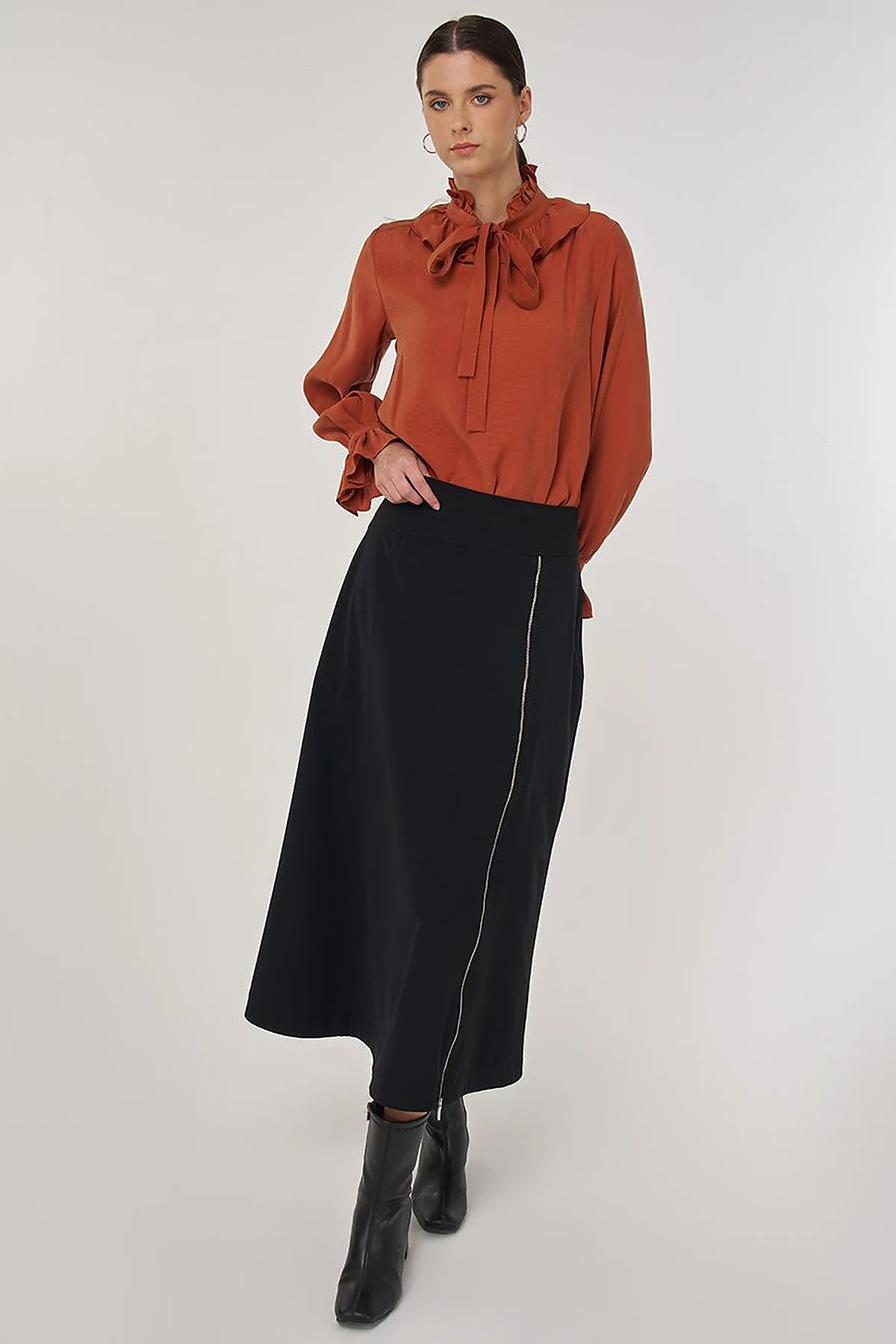 Zipper Detailed Bell-Skirt in Black