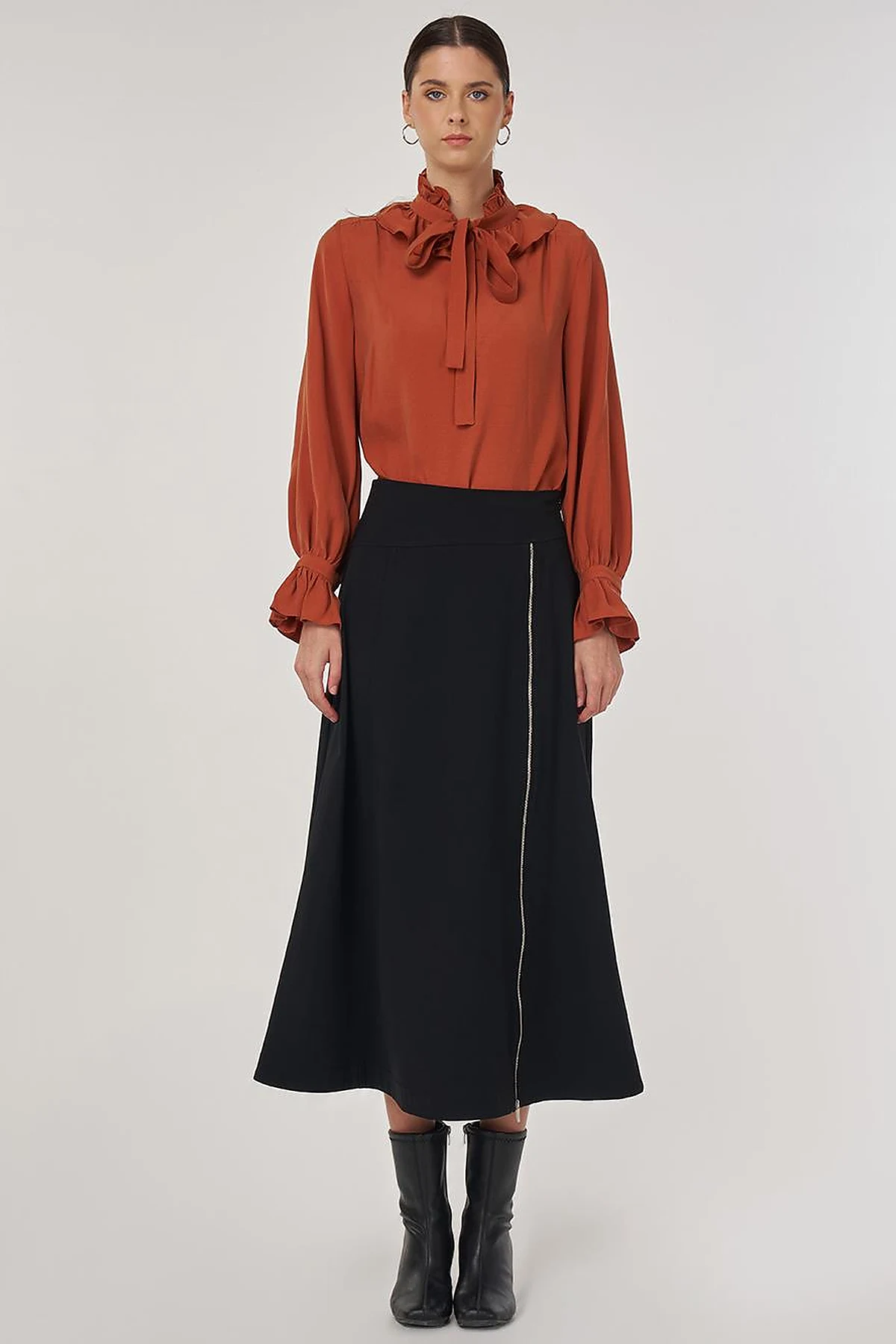 Zipper Detailed Bell-Skirt in Black