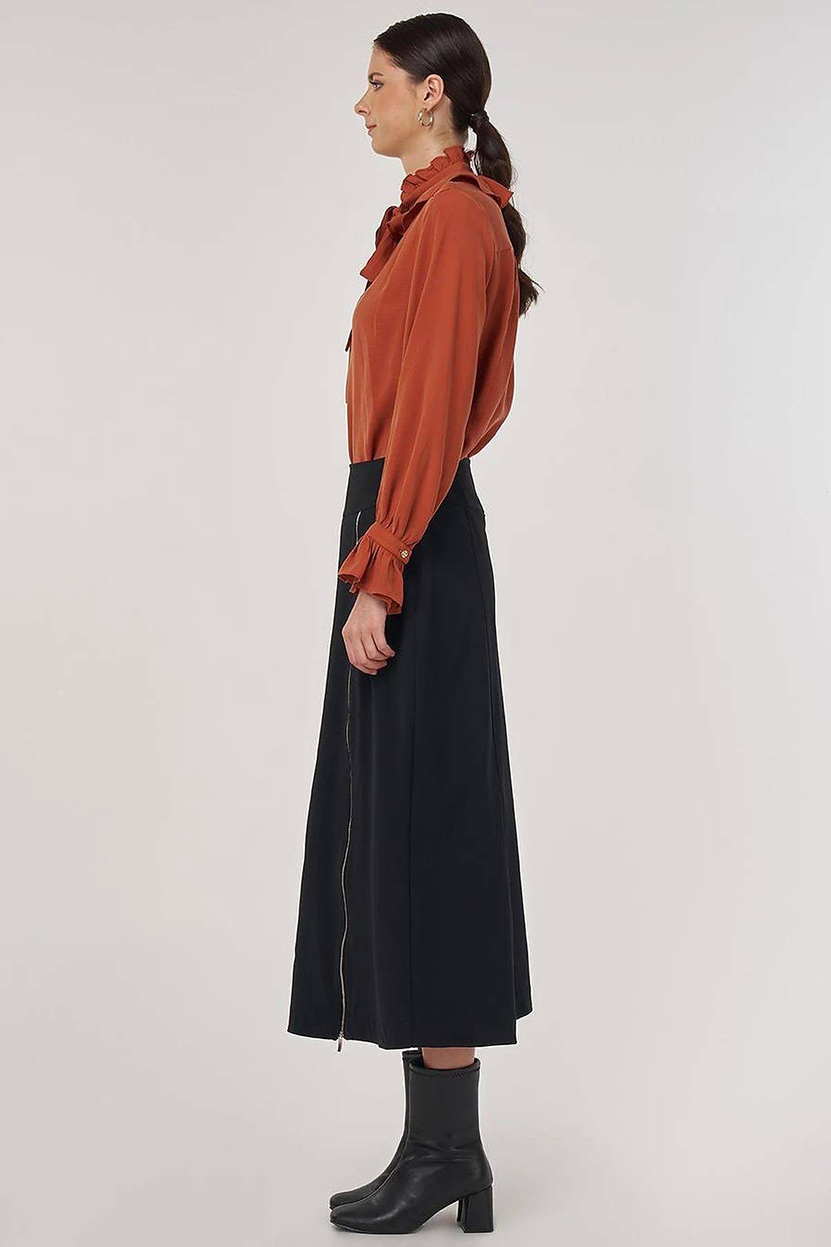 Zipper Detailed Bell-Skirt in Black