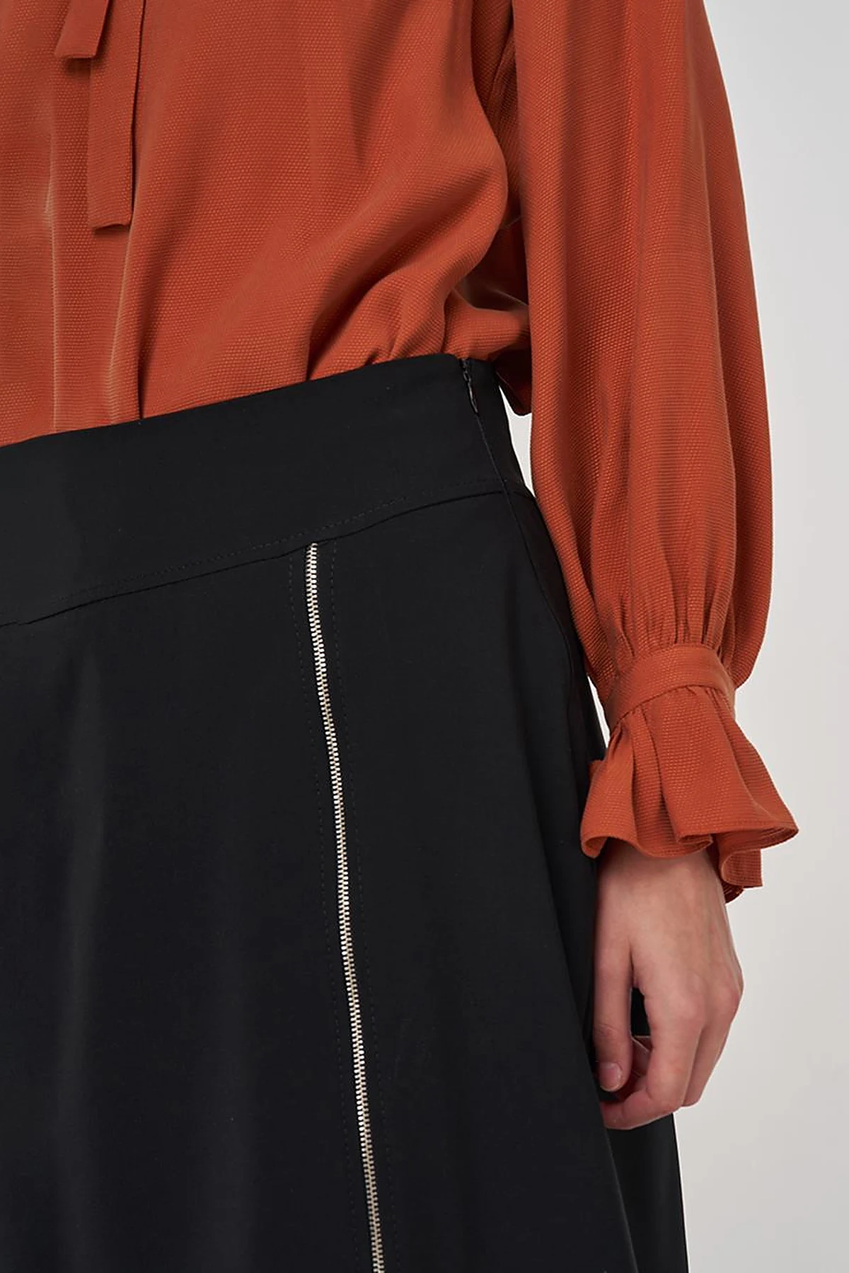 Zipper Detailed Bell-Skirt in Black