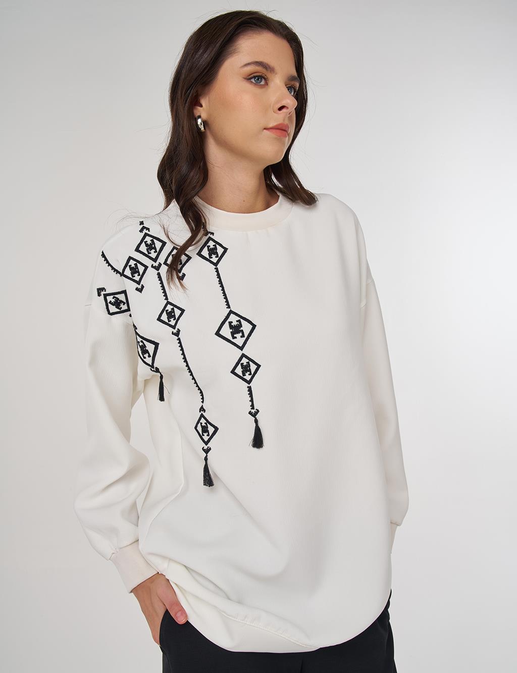 Embroidered Sweatshirt in Ecru