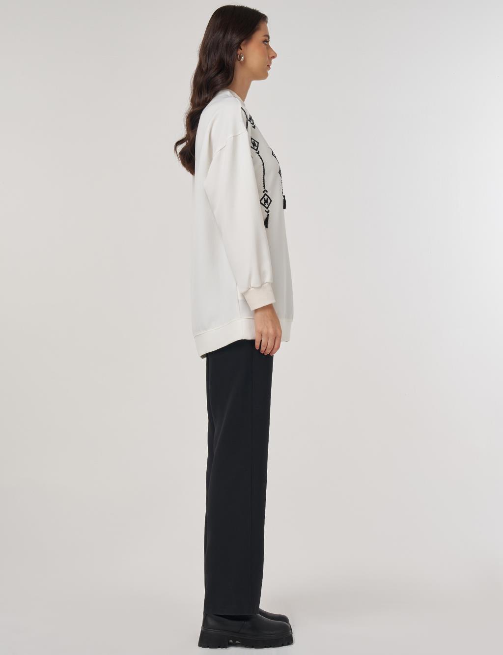 Embroidered Sweatshirt in Ecru