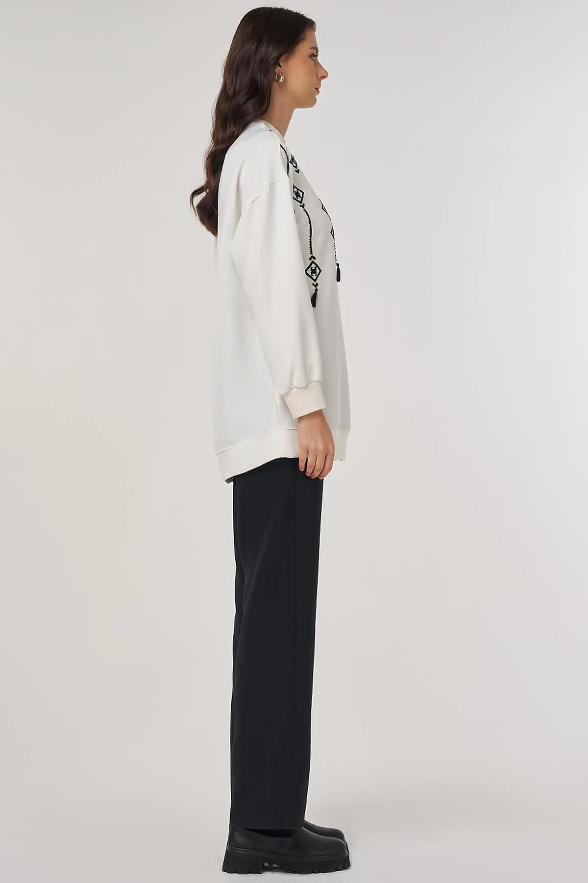 Embroidered Sweatshirt in Ecru