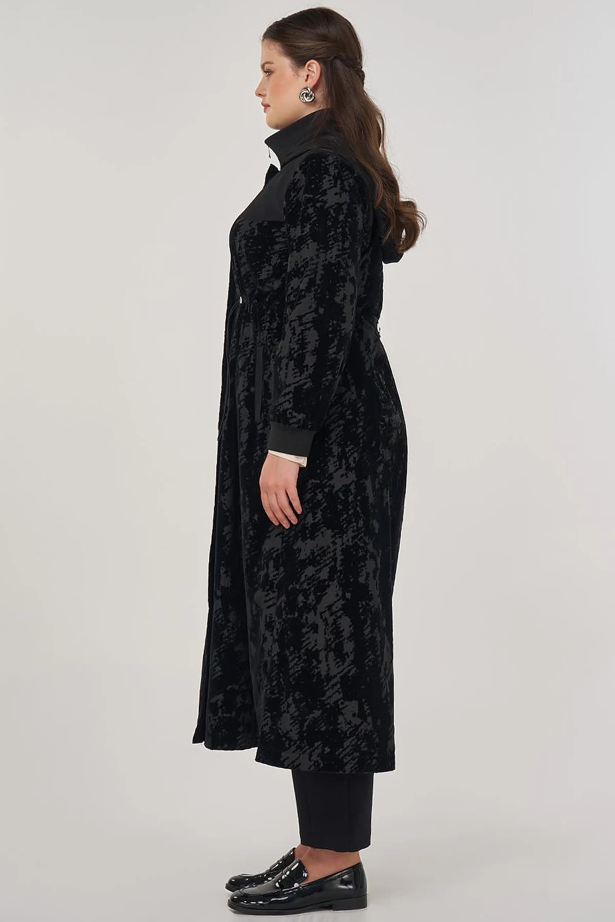 Abstract Patterned Garnish Placket Hidden Jacket in Black