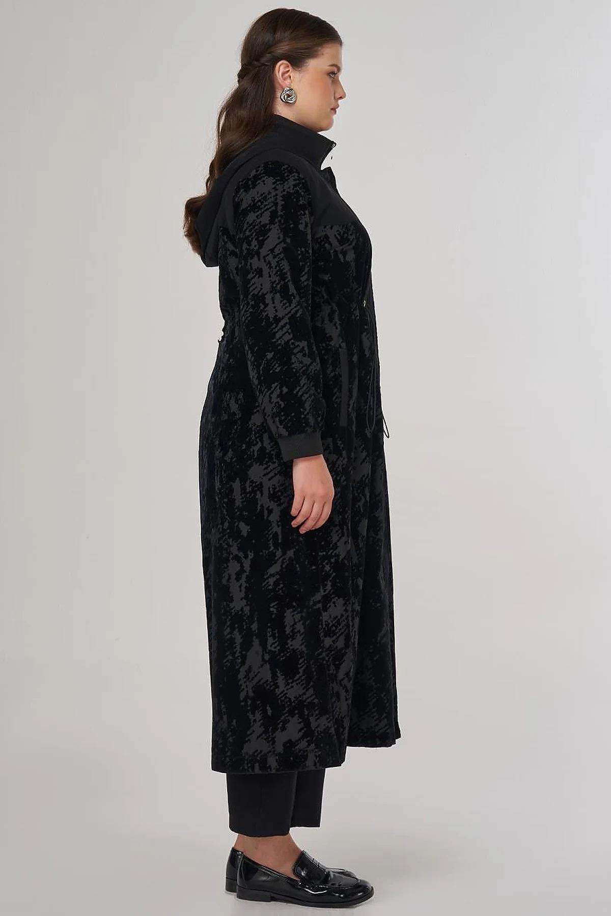 Abstract Patterned Garnish Placket Hidden Jacket in Black
