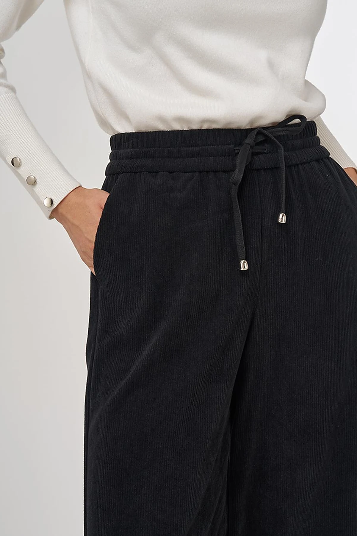 Relaxed-Fit Velvet Pants in Black
