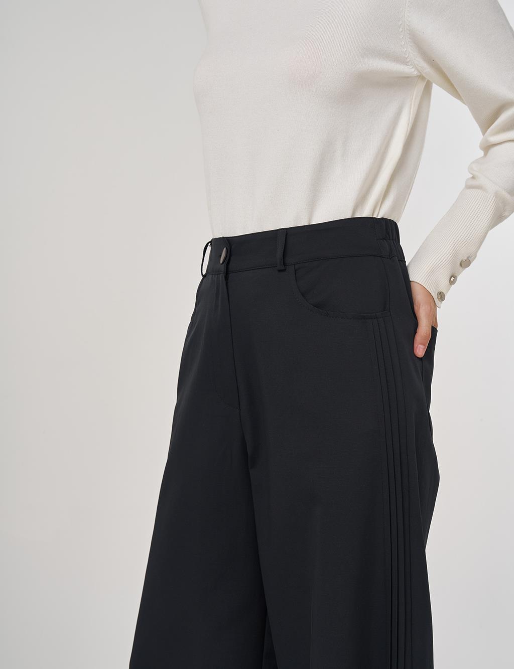 High-Waisted Wide-Leg Pants in Black