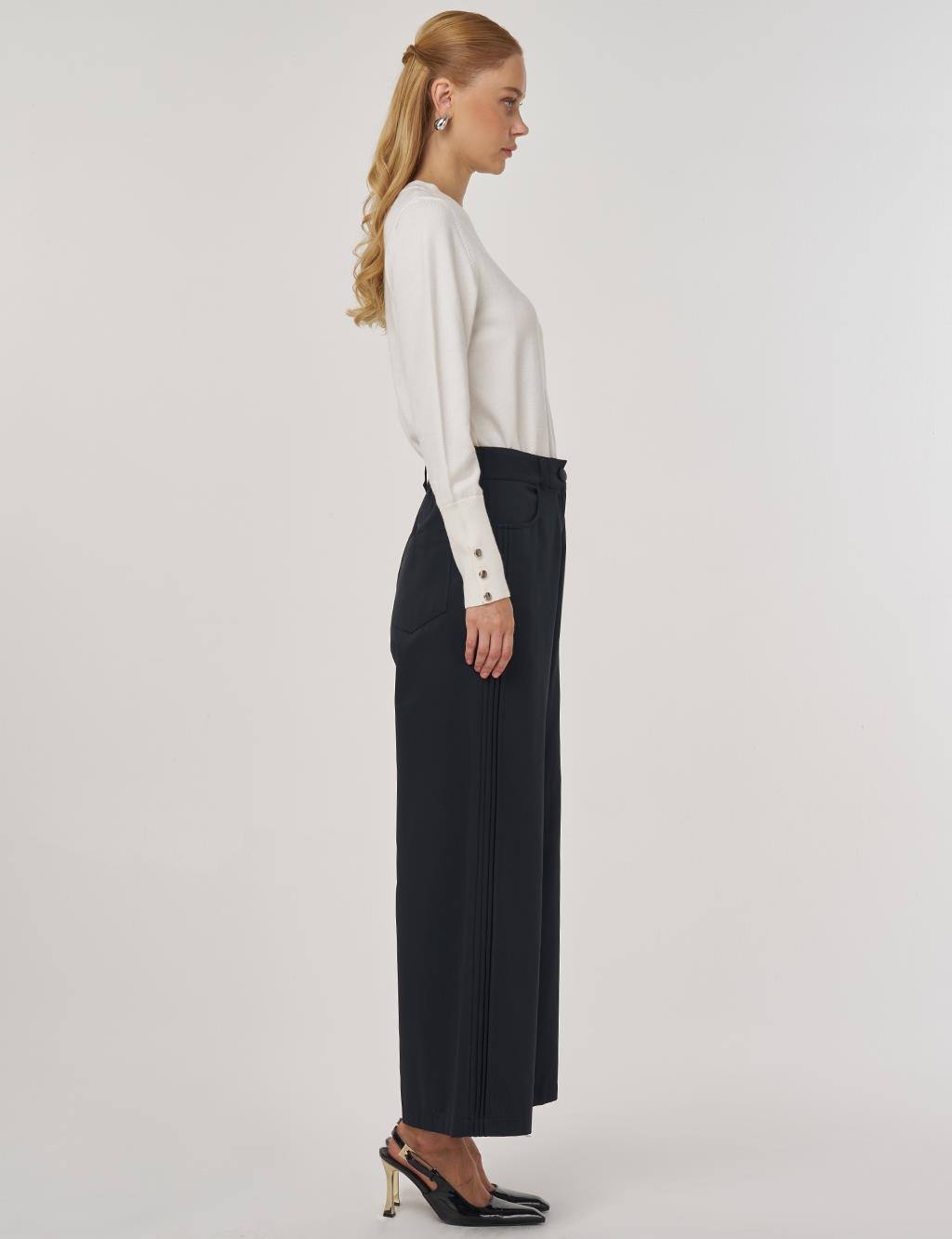 High-Waisted Wide-Leg Pants in Black