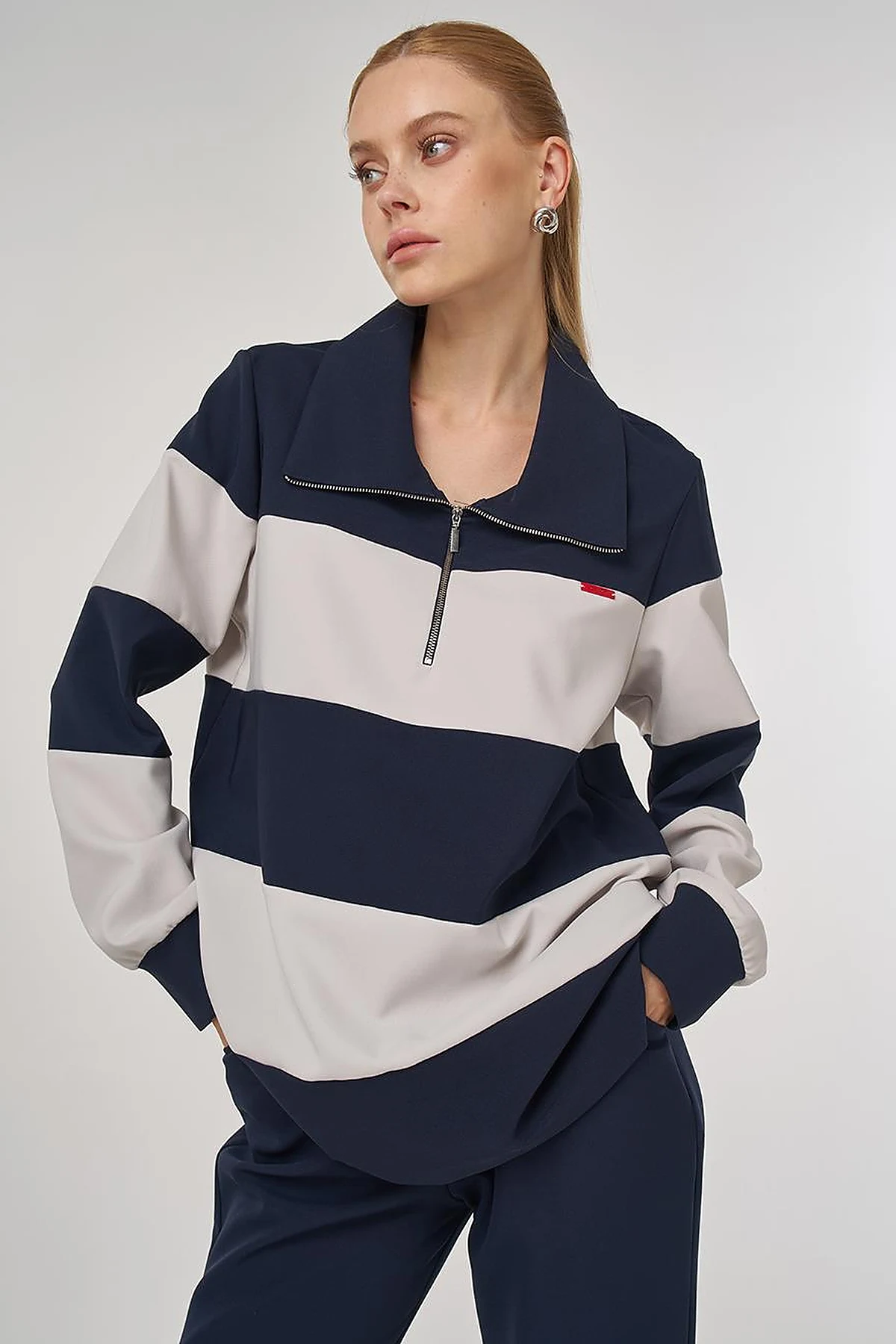 Color-Blocked Wide-Collar Sweatshirt Dark Navy