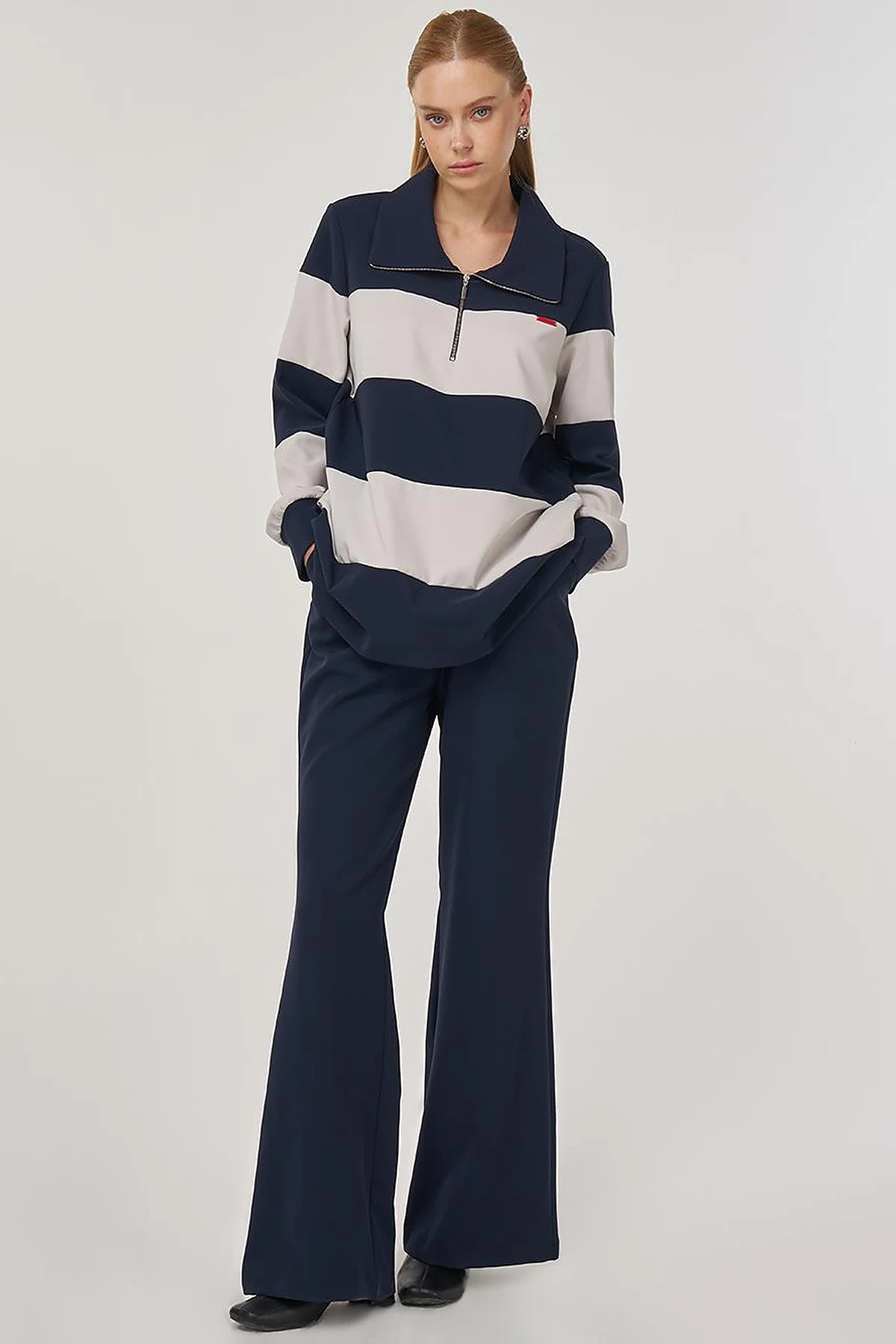 Color-Blocked Wide-Collar Sweatshirt Dark Navy