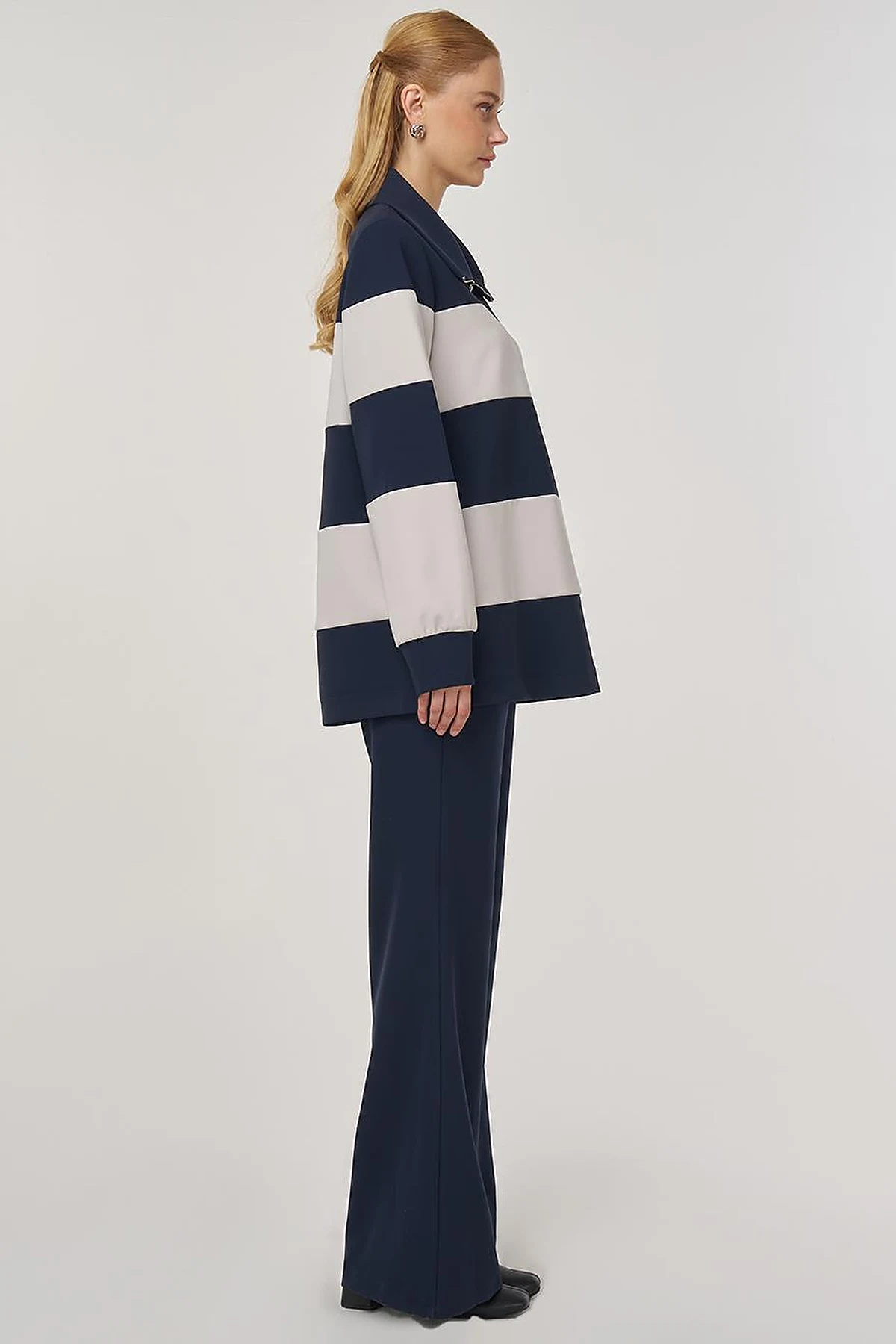 Color-Blocked Wide-Collar Sweatshirt Dark Navy
