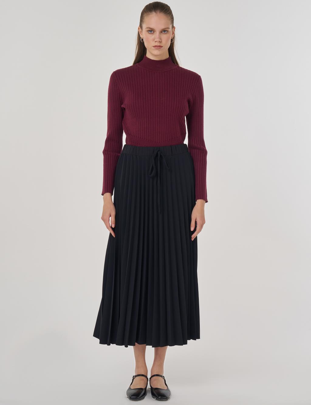 Lace-Up Pleated Skirt in Black
