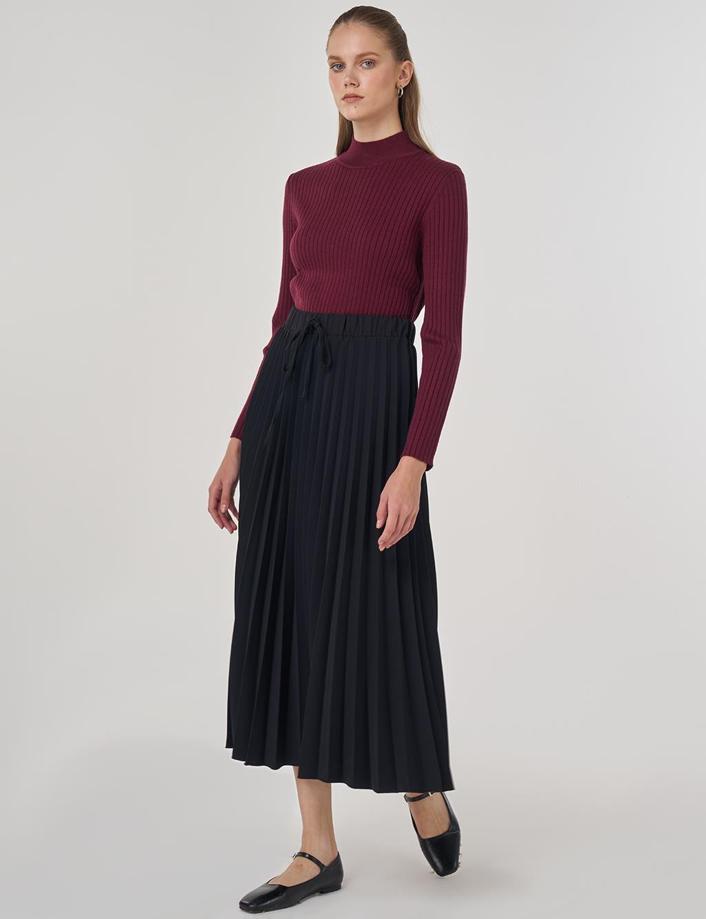 Lace-Up Pleated Skirt in Black