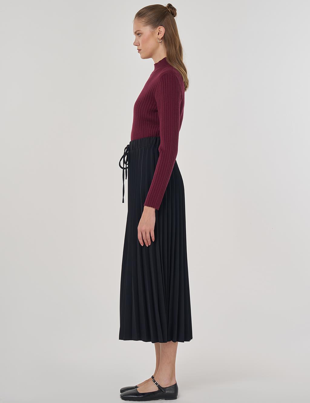 Lace-Up Pleated Skirt in Black