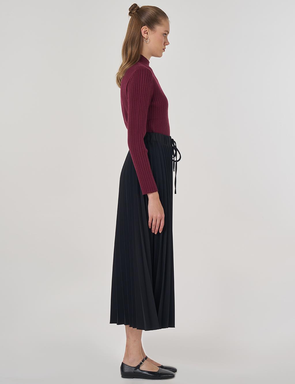 Lace-Up Pleated Skirt in Black