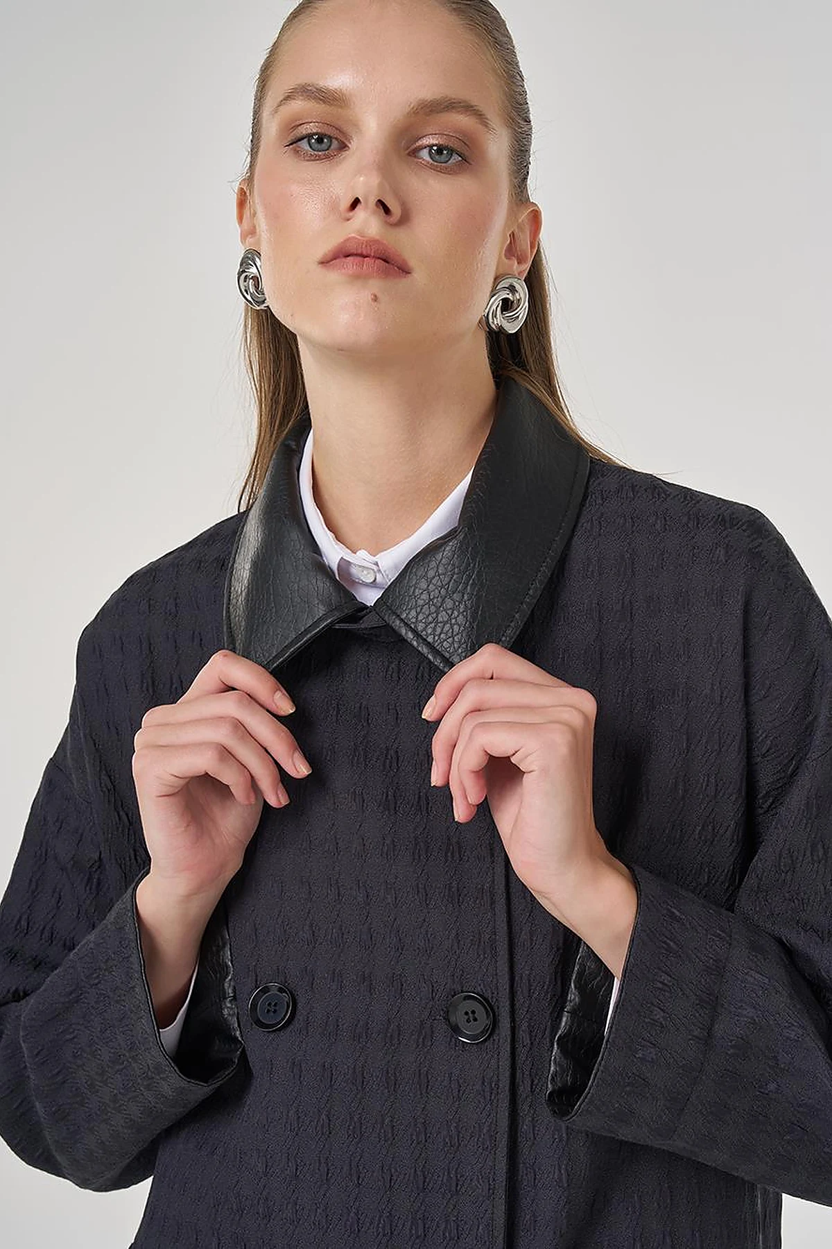 Notched Collar Houndstooth Pattern Trench Coat in Black