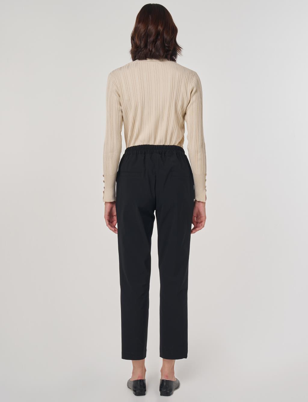 Beli Lastikli Kemer Detaylı Çimalı Havuç Pantolon Siyah 