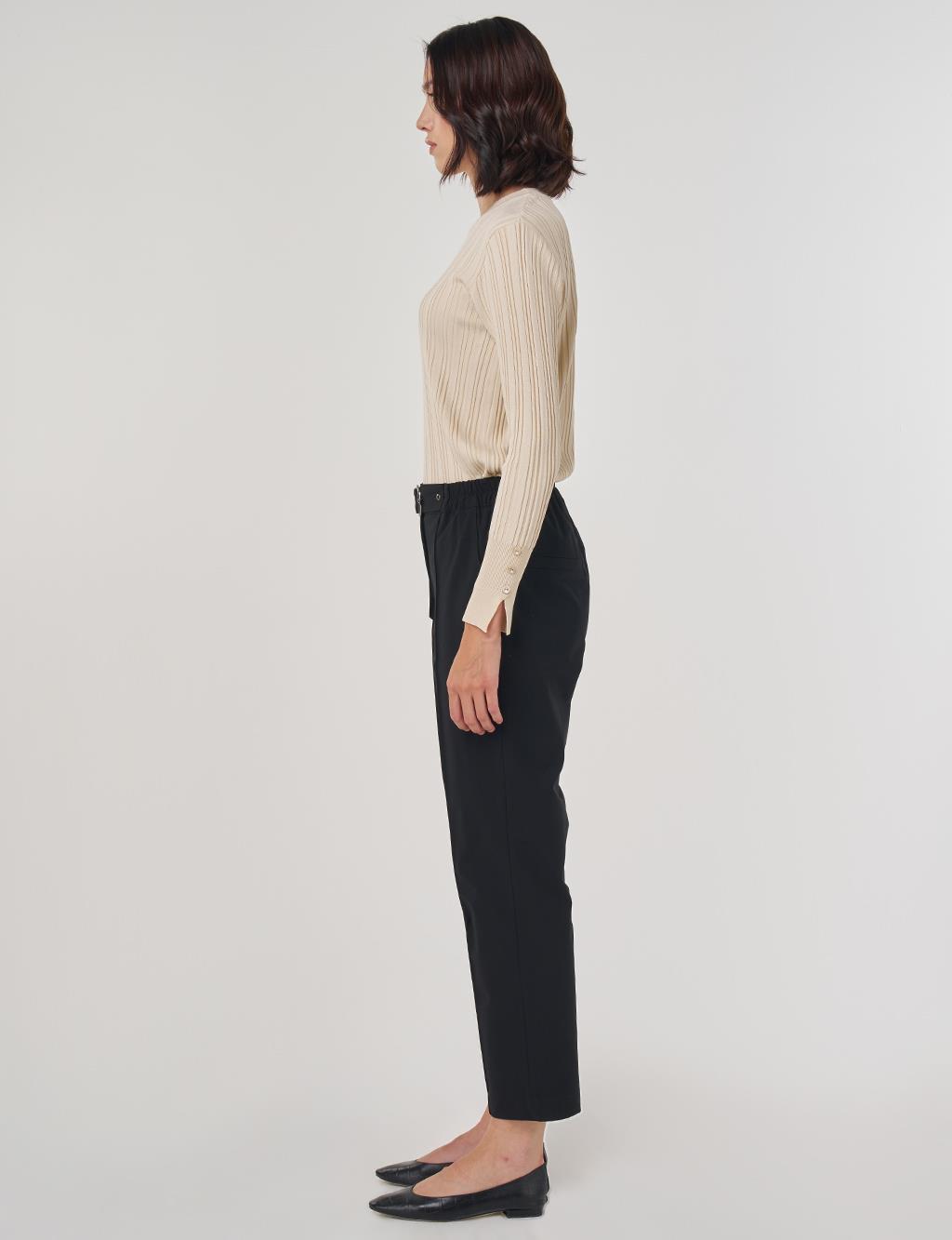 Beli Lastikli Kemer Detaylı Çimalı Havuç Pantolon Siyah 