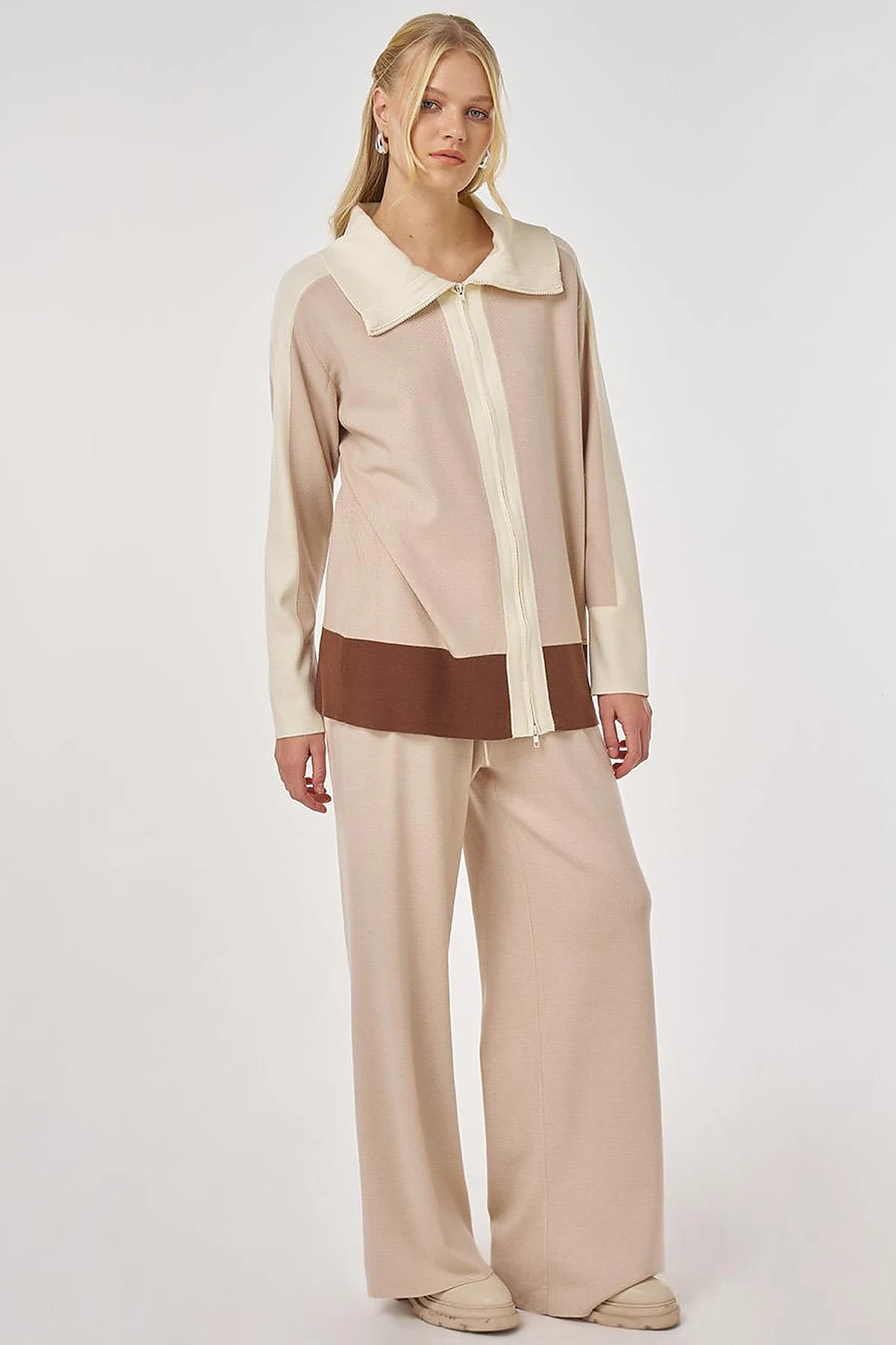 Wide Collar Knit Suit in Mink