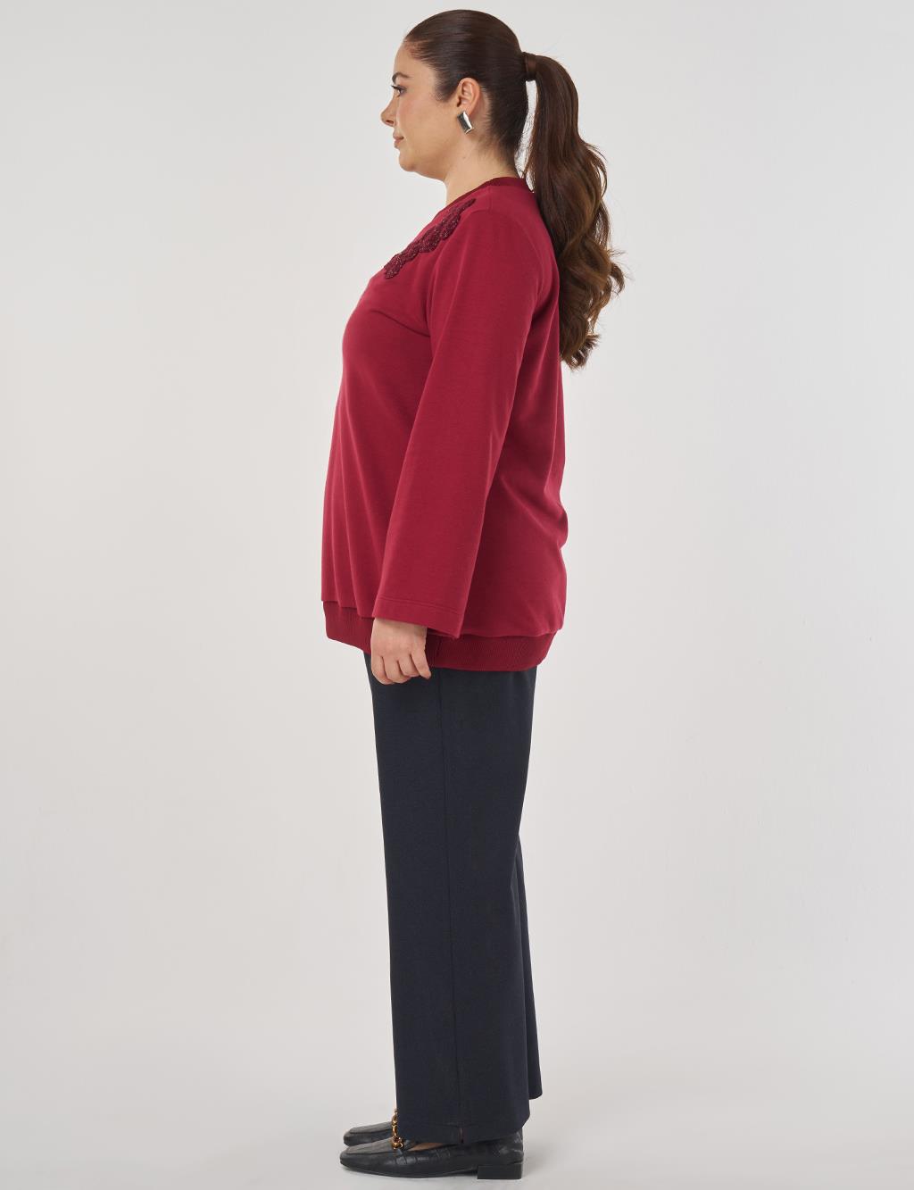 Three-Thread Appliqué Sweatshirt in Burgundy