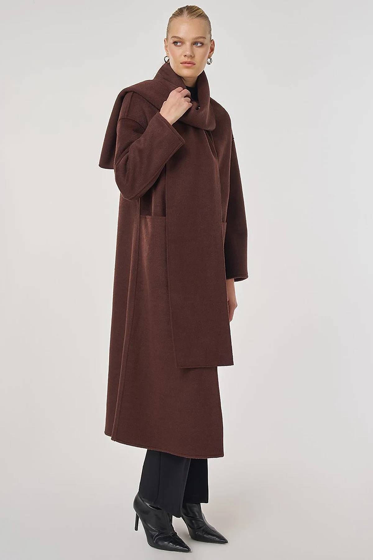 Button-Detailed Scarfed Cashmere Coat in Burgundy