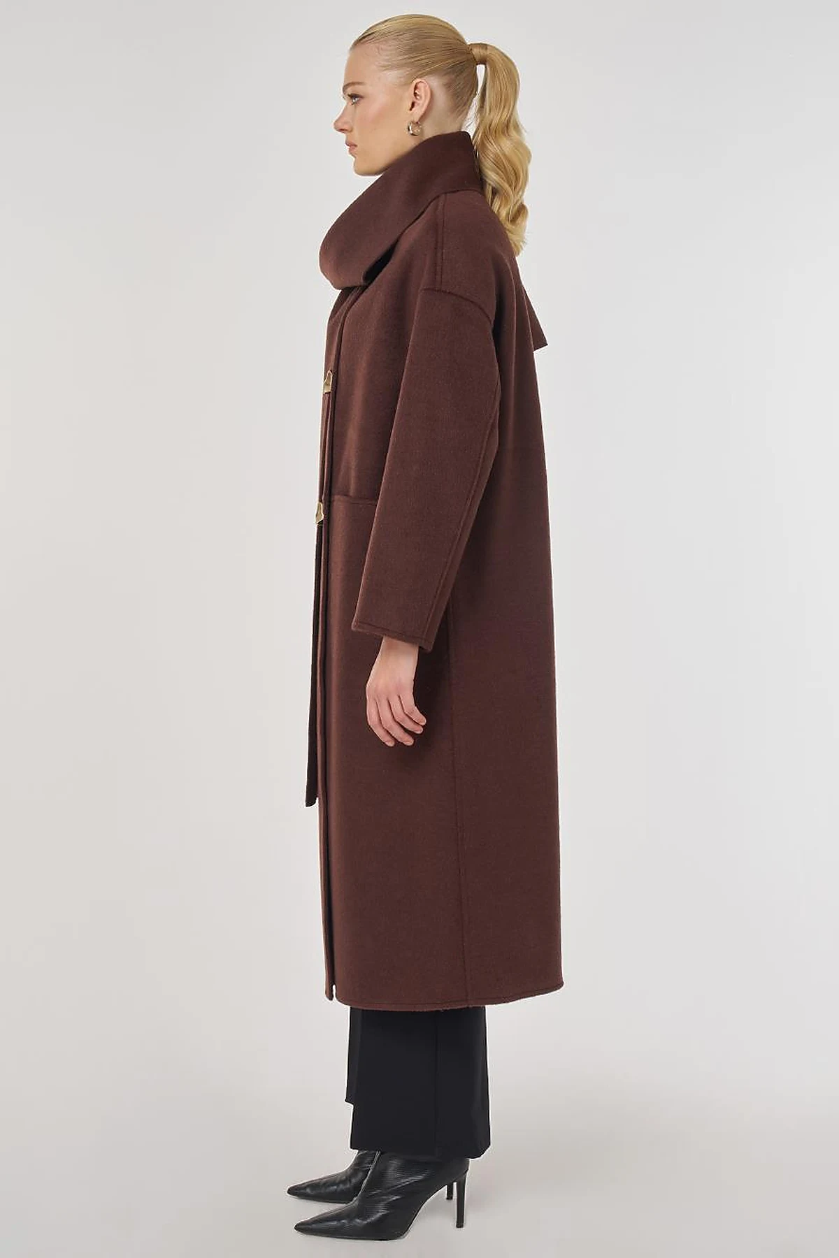 Button-Detailed Scarfed Cashmere Coat in Burgundy