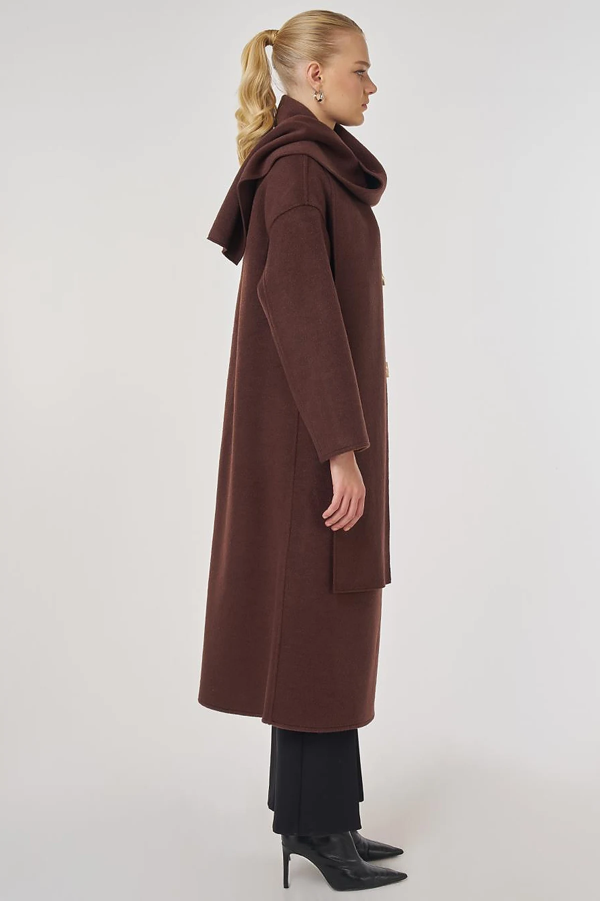 Button-Detailed Scarfed Cashmere Coat in Burgundy
