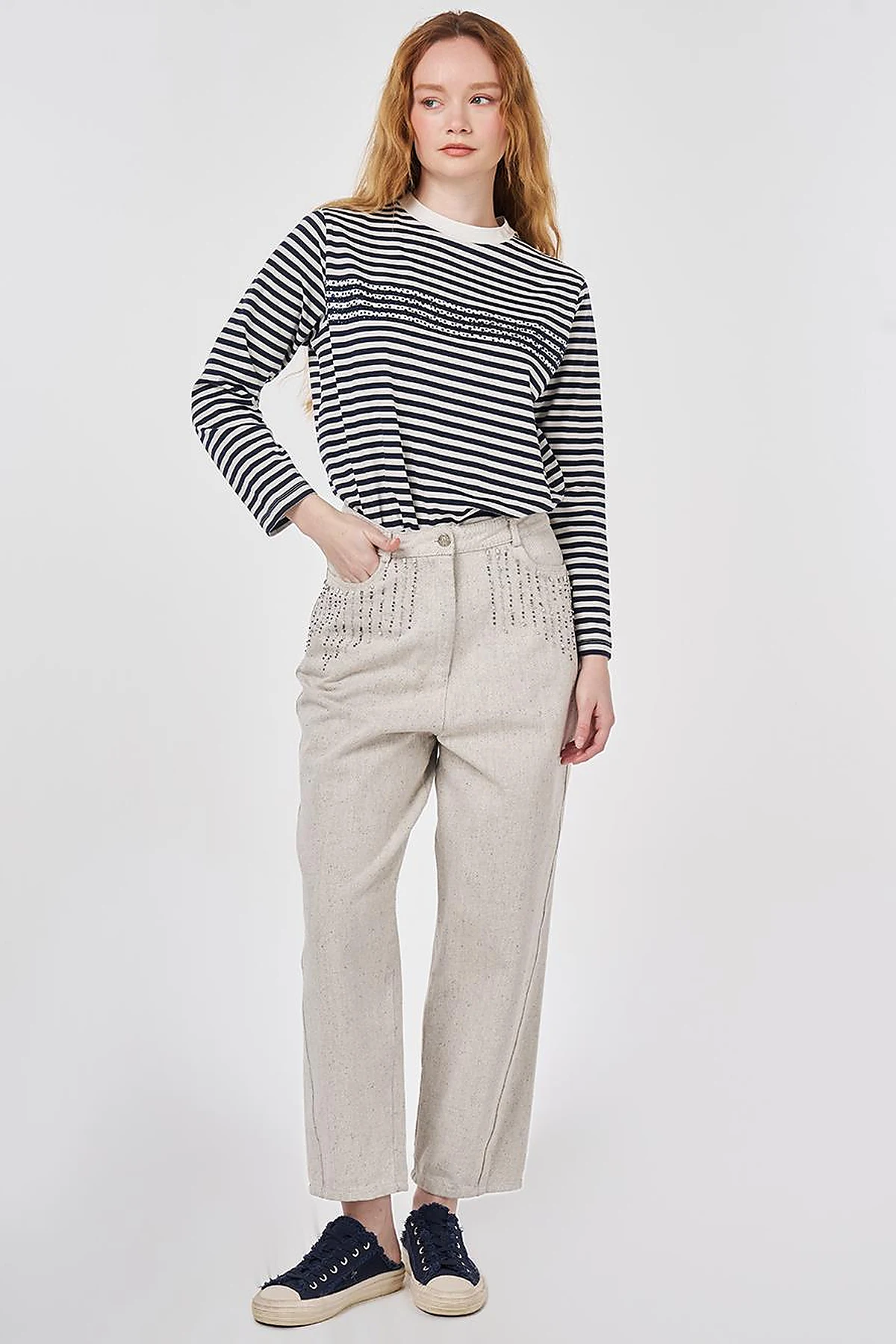 Embroidered Carrot Cut Denim Trousers Gray