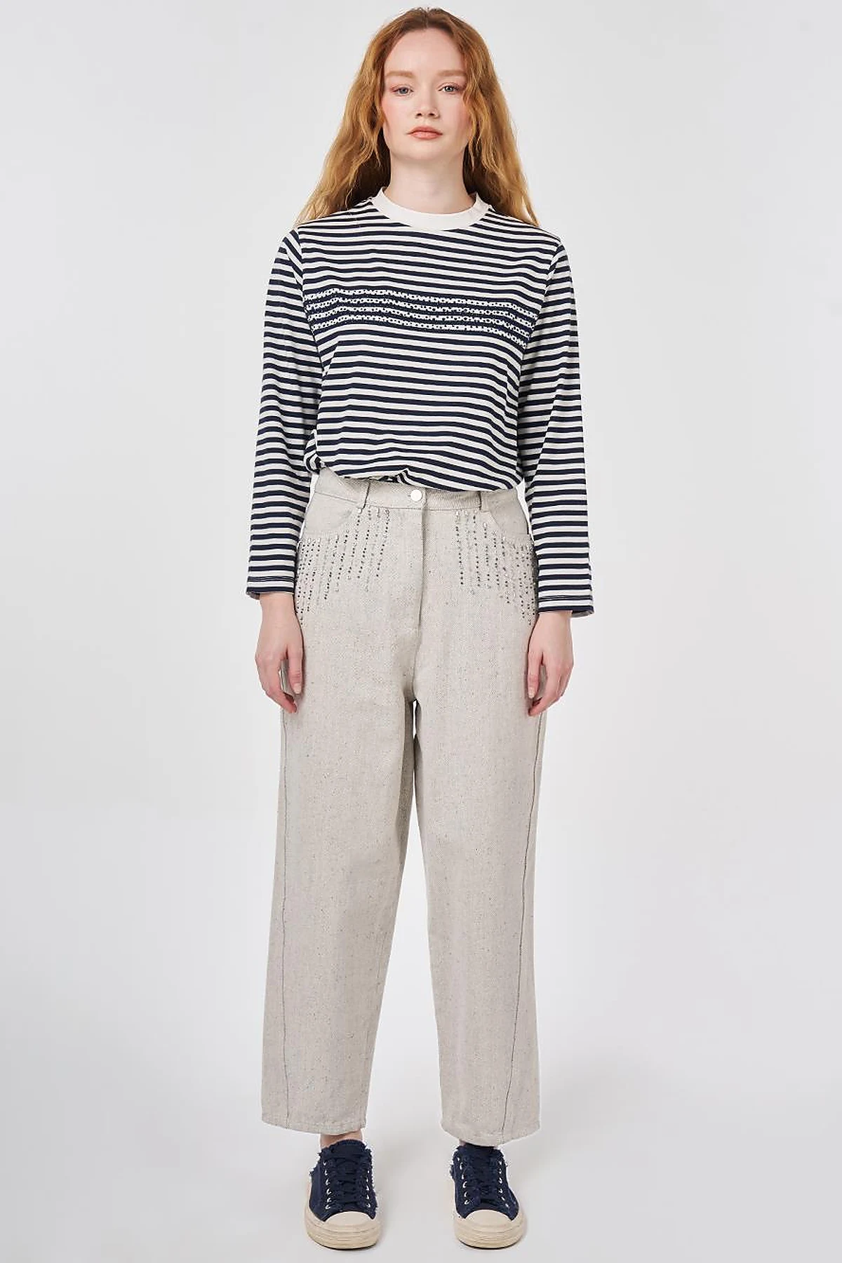 Embroidered Carrot Cut Denim Trousers Gray
