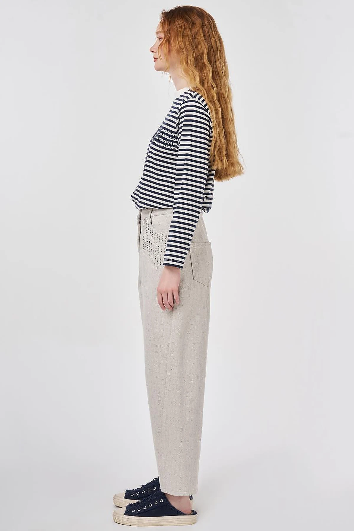 Embroidered Carrot Cut Denim Trousers Gray