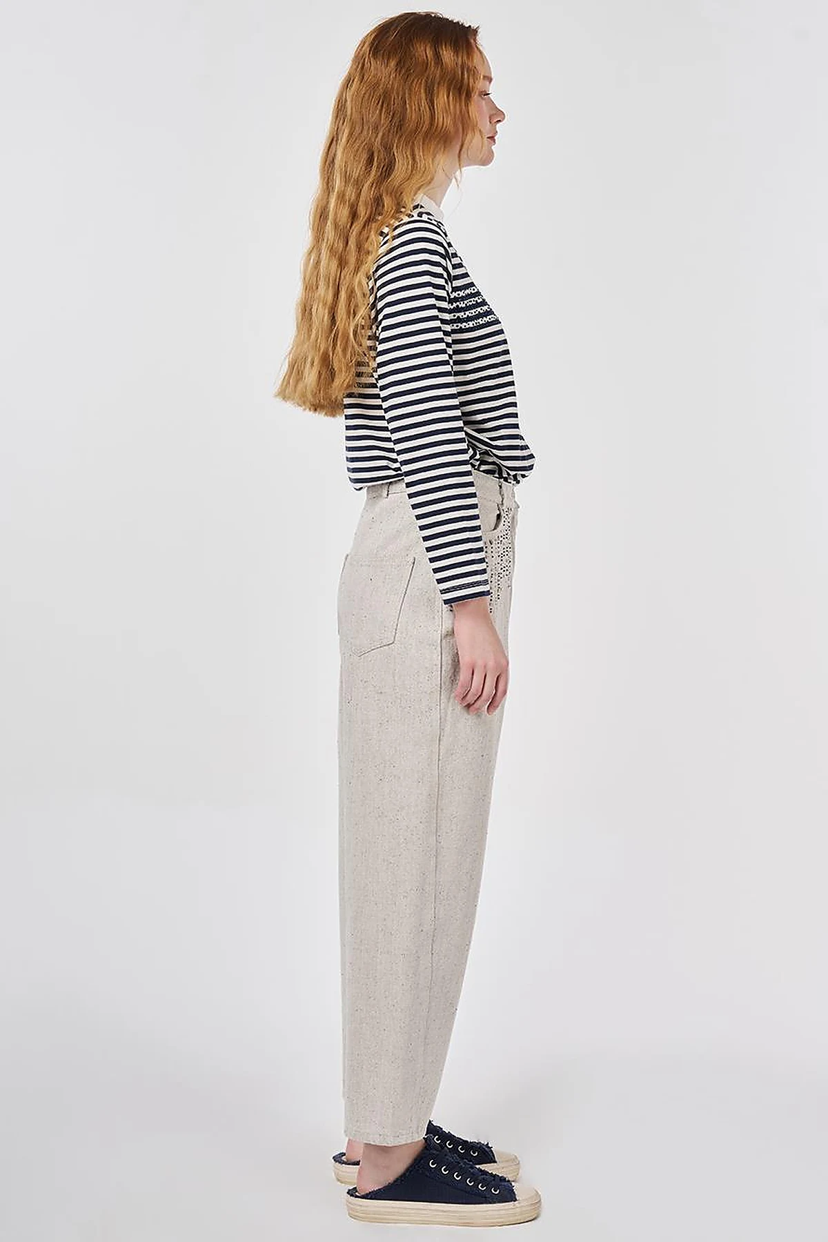 Embroidered Carrot Cut Denim Trousers Gray