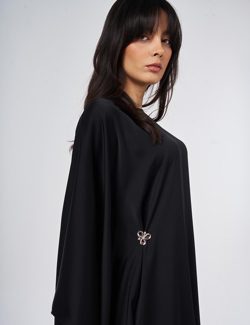 Metal Tokalı Saten Tunik Siyah