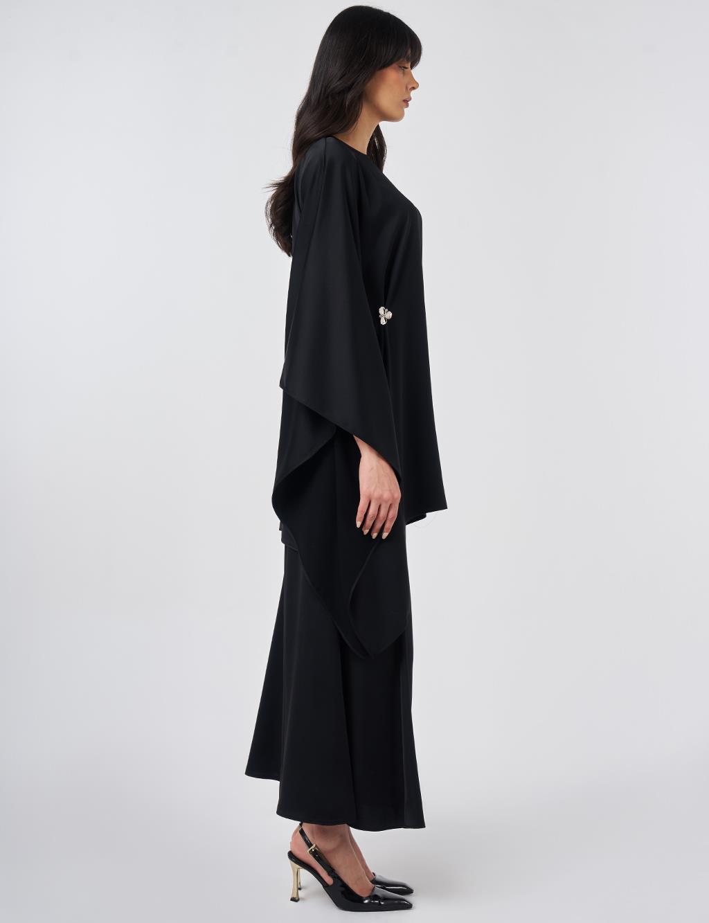 Metal Tokalı Saten Tunik Siyah