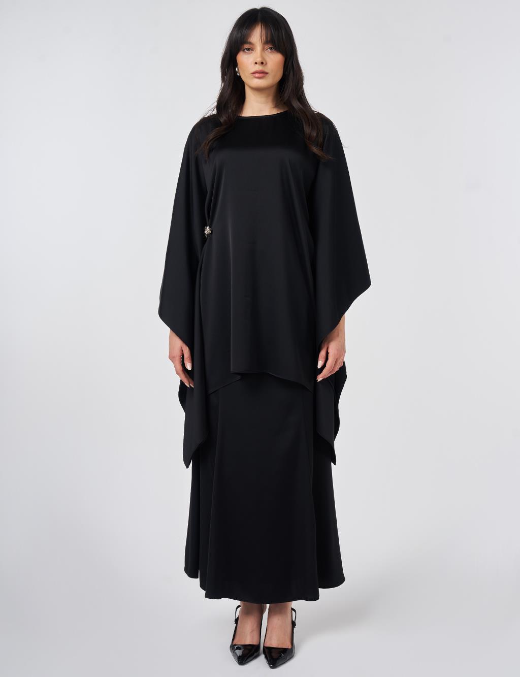 Metal Tokalı Saten Tunik Siyah