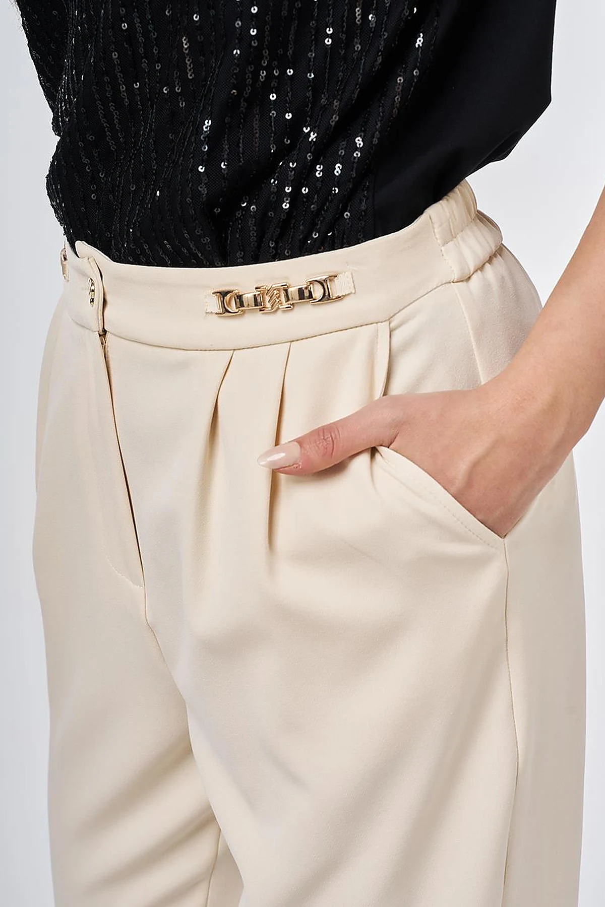 Metal-Detail Tapered Pants Cream