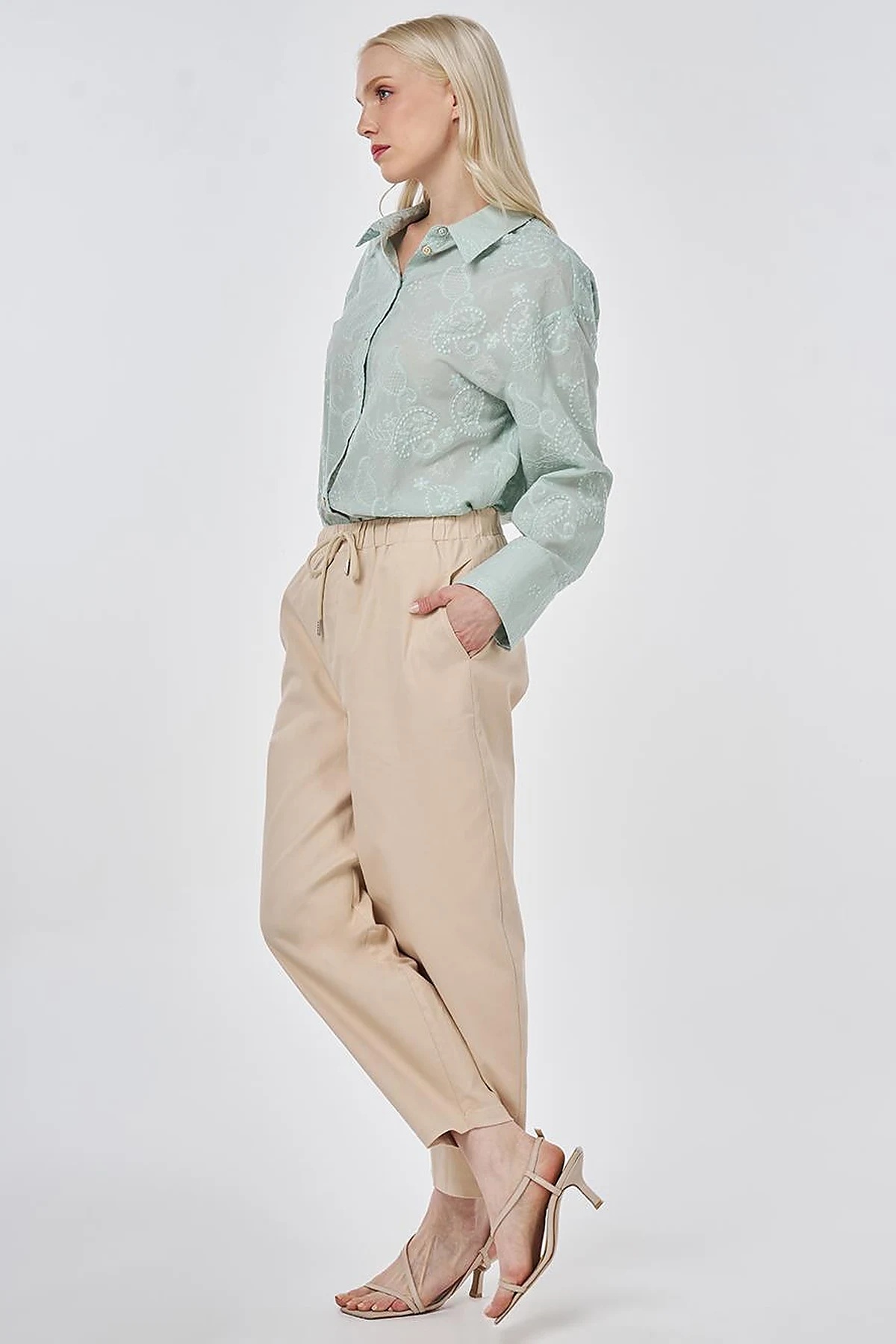 Elastic Waist Carrot Fit Trousers Beige