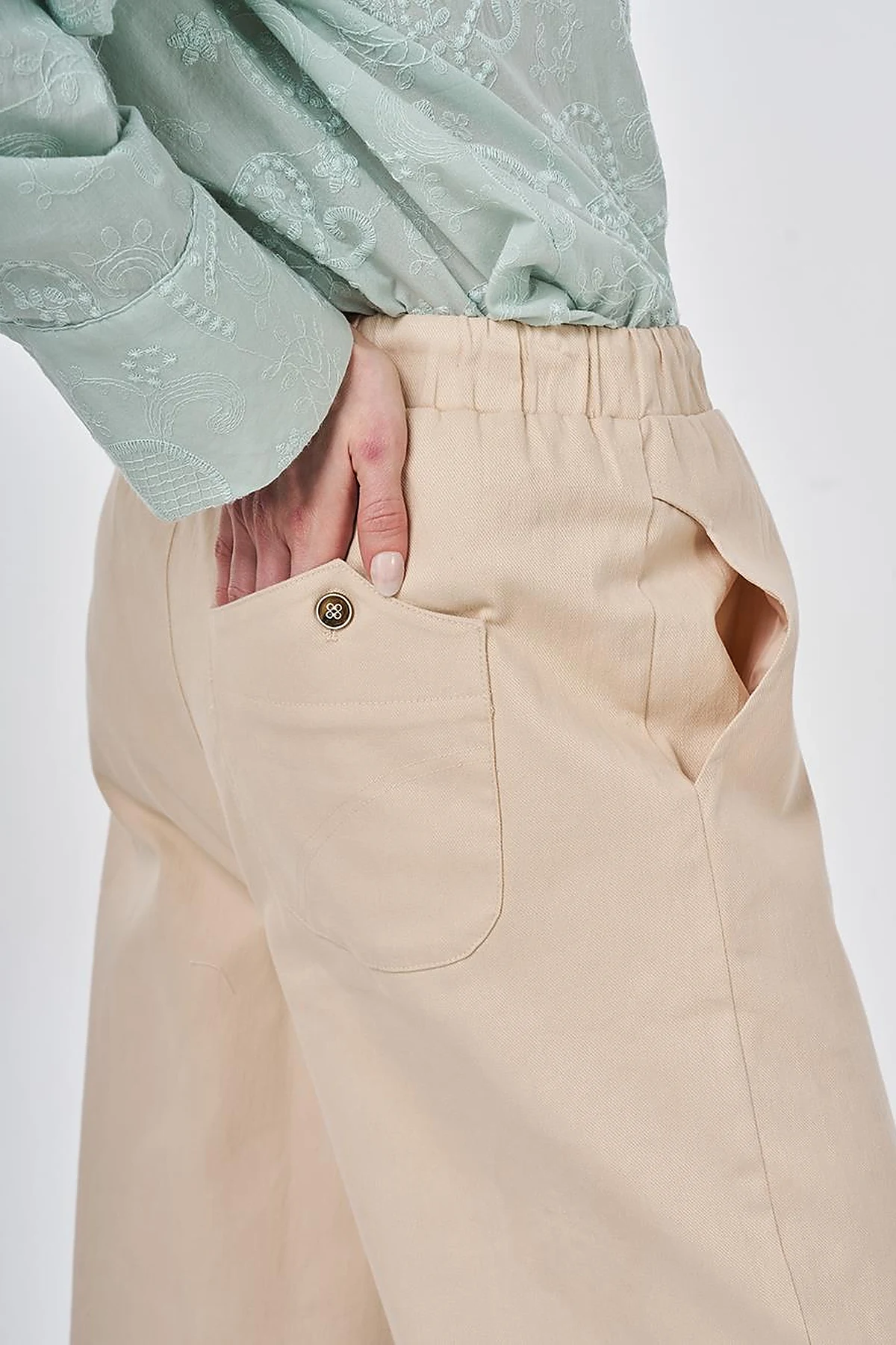 Elastic Waist Carrot Fit Trousers Beige