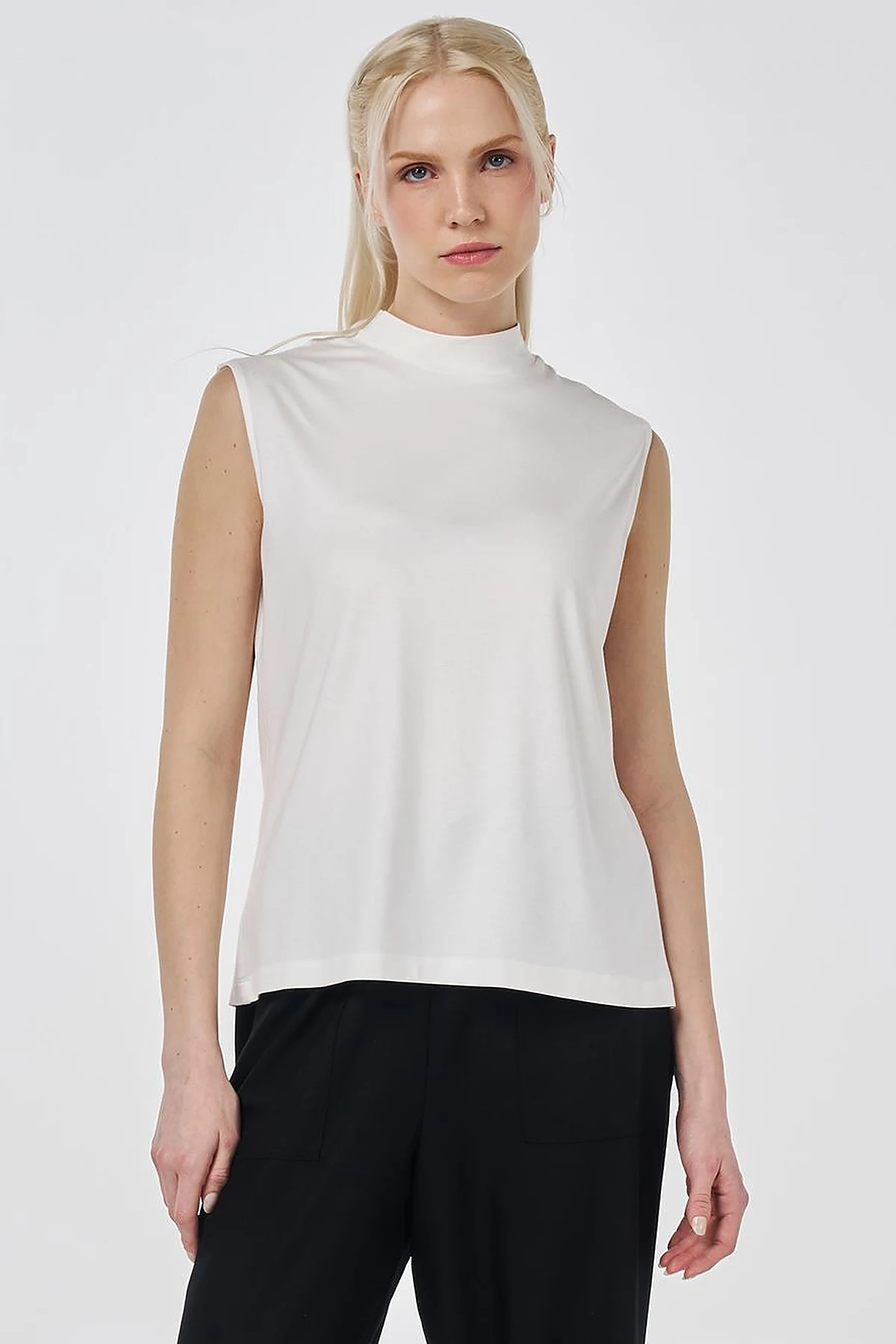 Kısa Dik Yaka Viskon T-shirt Optik Beyaz