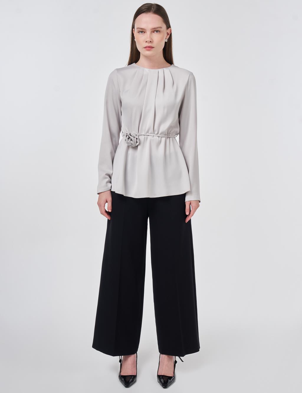 Gül Motifli Saten Bluz Açık Gri