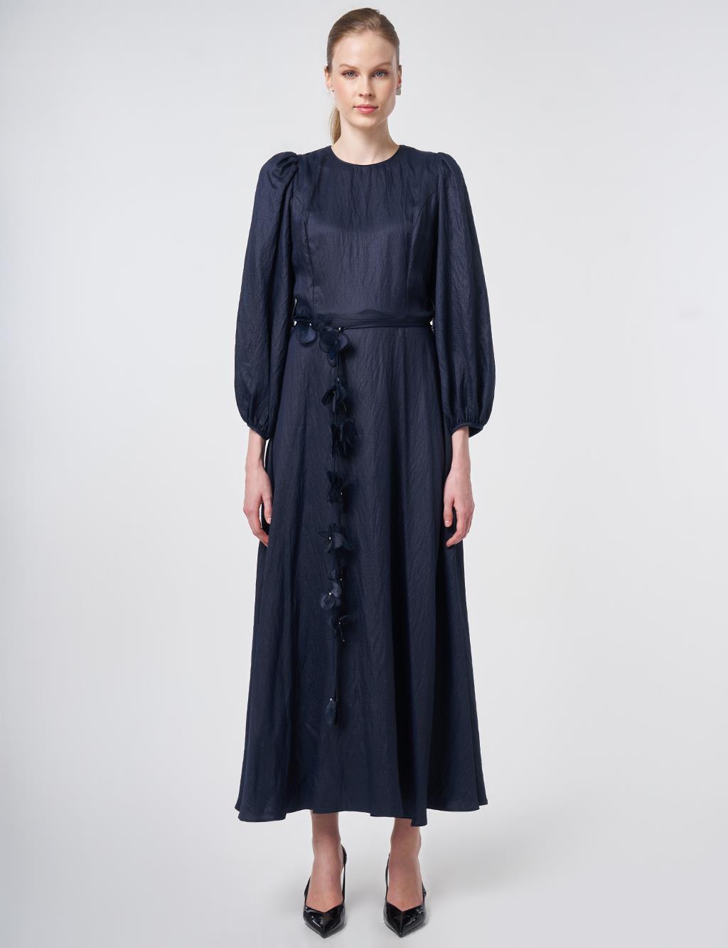 Çiçek Detaylı Saten Elbise Koyu Lacivert 