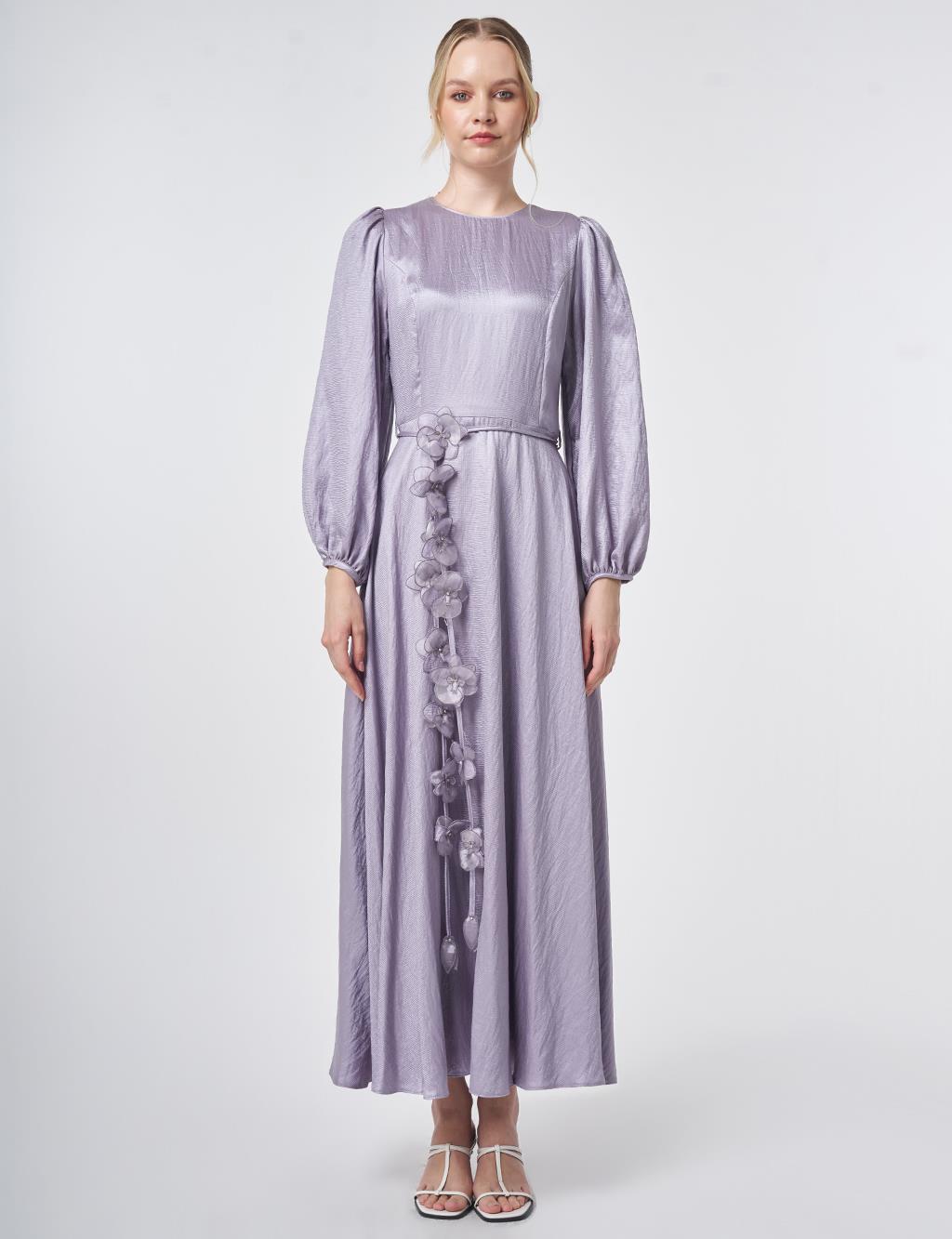 Çiçek Detaylı Saten Elbise Lila 