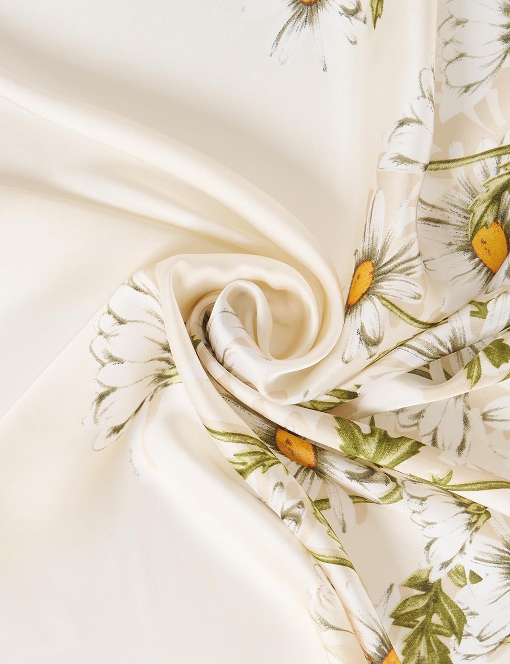 Ecru Daisy Pattern Scarf